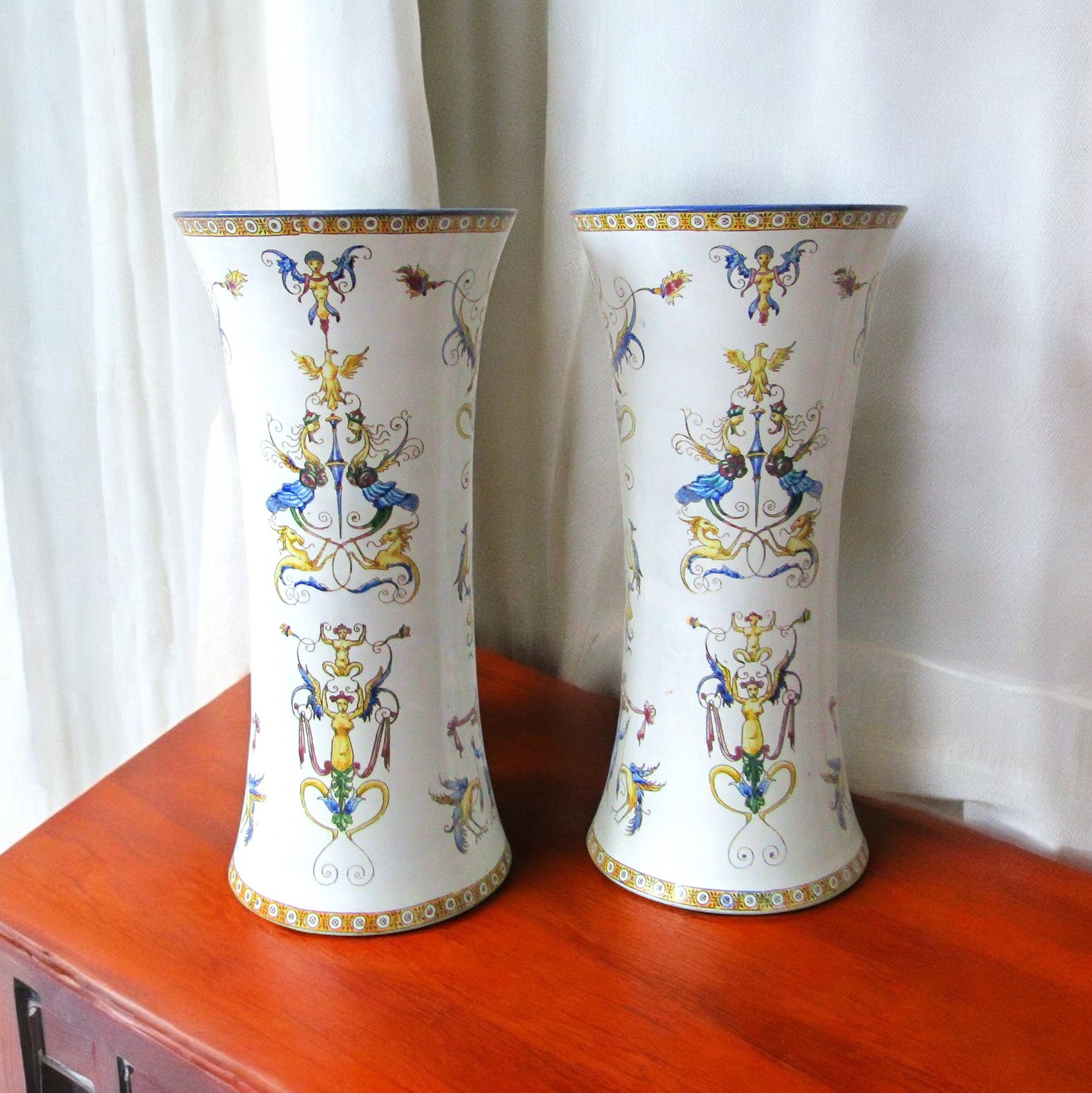 Gien. Paire de vases rouleaux en faïence décor Renaissance fond blanc, XIXe
