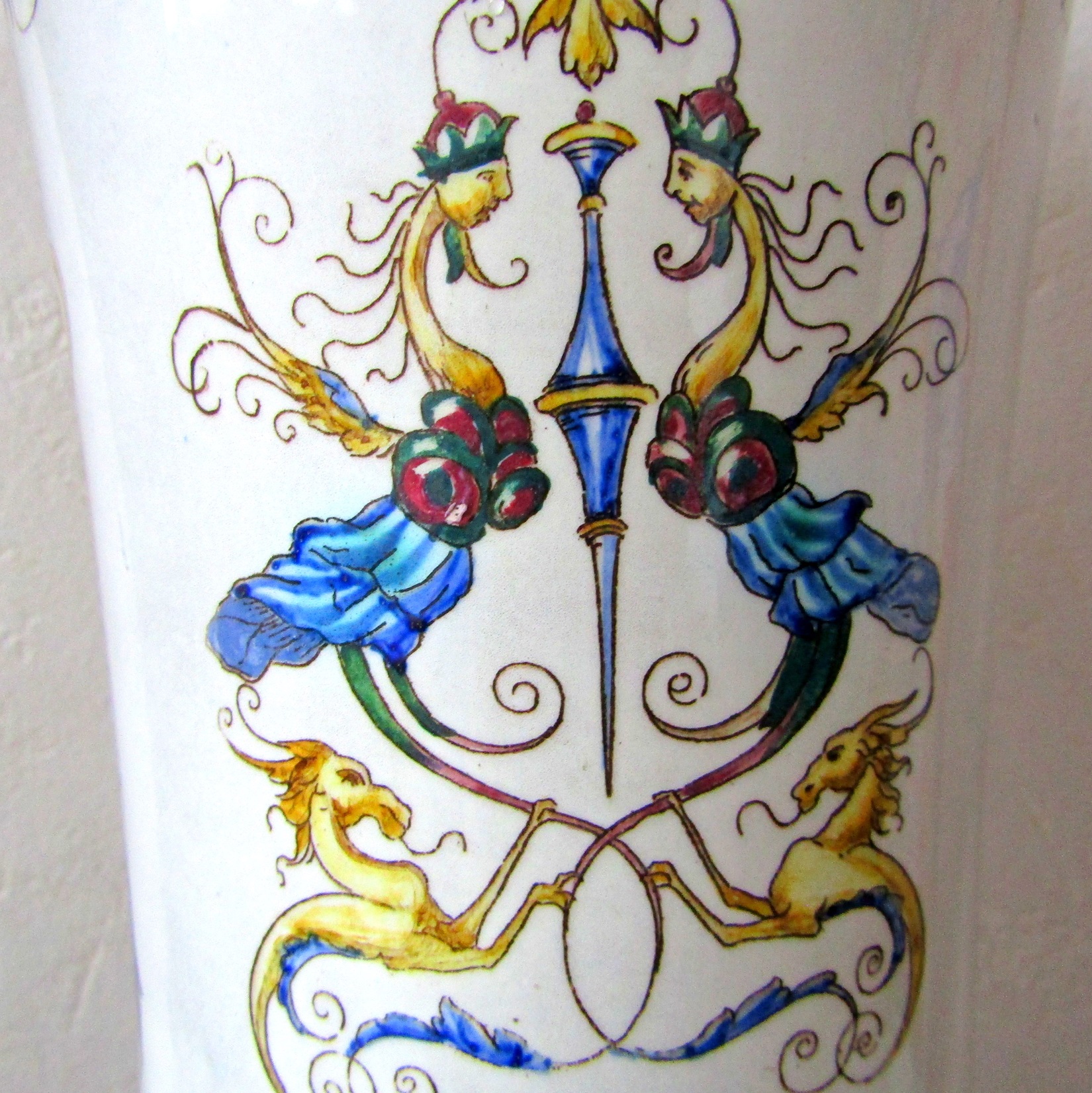 Gien. Paire de vases rouleaux en faïence décor Renaissance fond blanc, XIXe