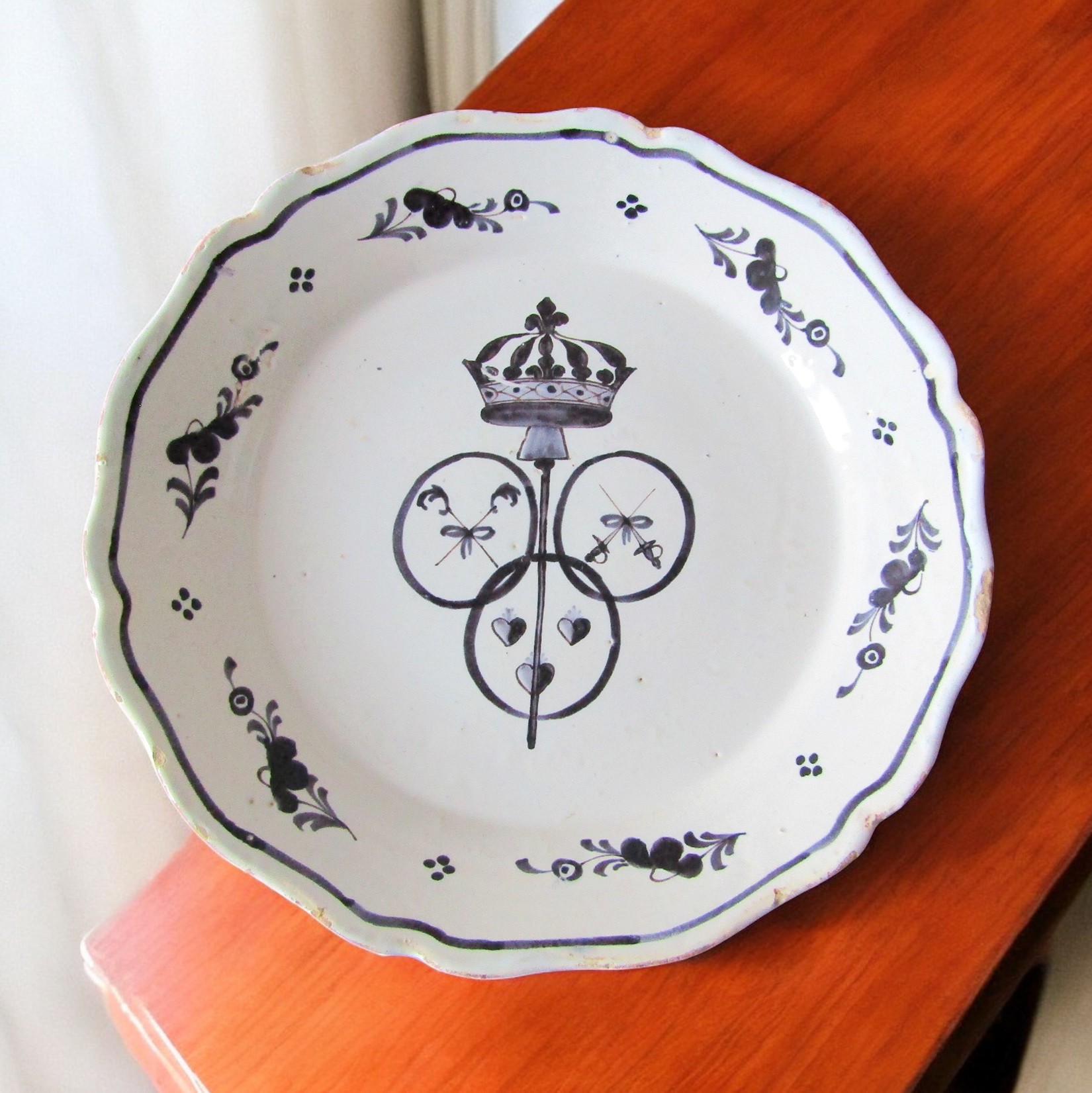 Nevers. Assiette révolutionnaire en faïence décor aux trois ordres, XVIIIe siècle