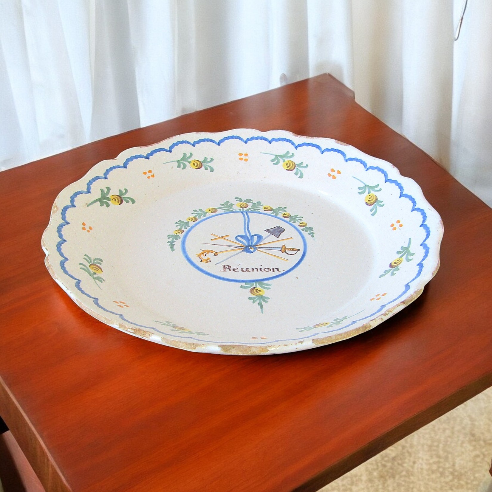 Nevers. Assiette en faïence à décor révolutionnaire intitulée Réunion, XVIIIe siècle