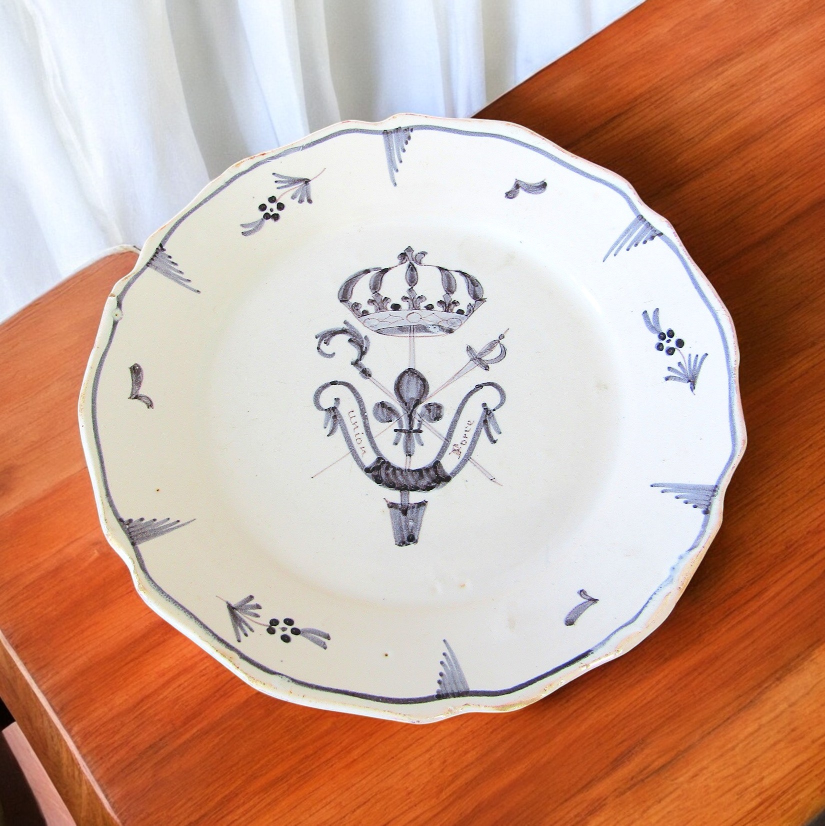 Nevers. Assiette révolutionnaire en faïence décor aux trois ordres XVIIIe siècle