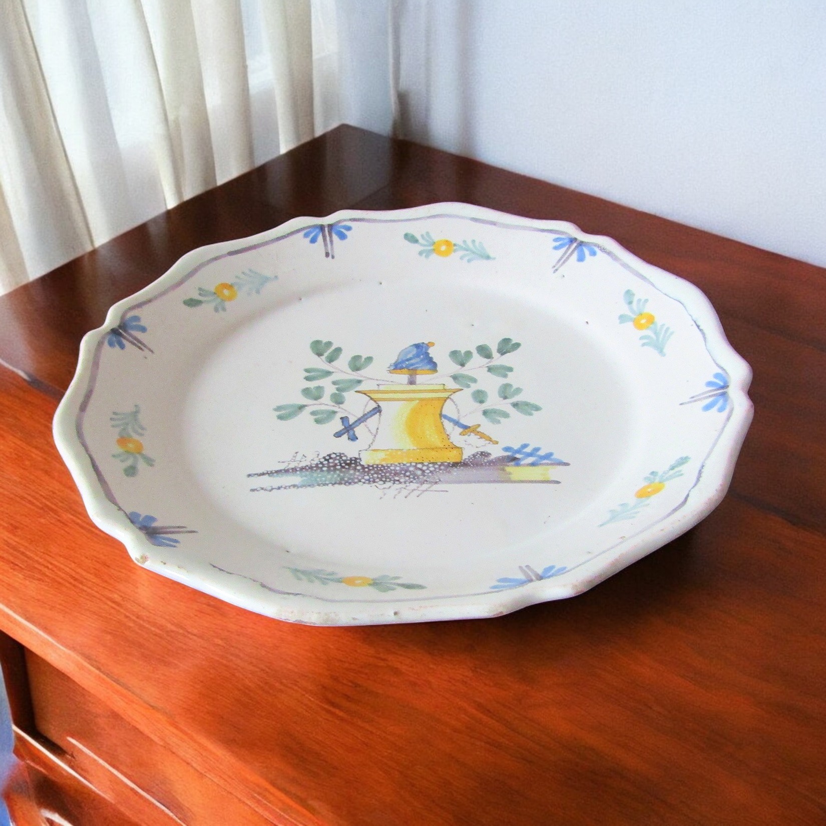 Nevers. Assiette patriotique en faïence à décor dun bonnet phrygien, XVIIIe siècle