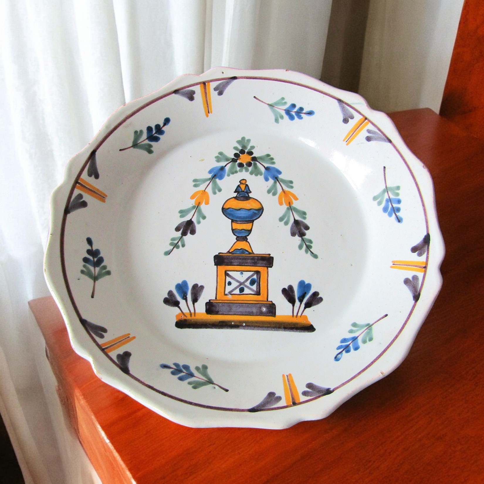 Nevers. Assiette en faïence décor polychrome à l\'urne, tombeau de Mirabeau, XVIIIe siècle