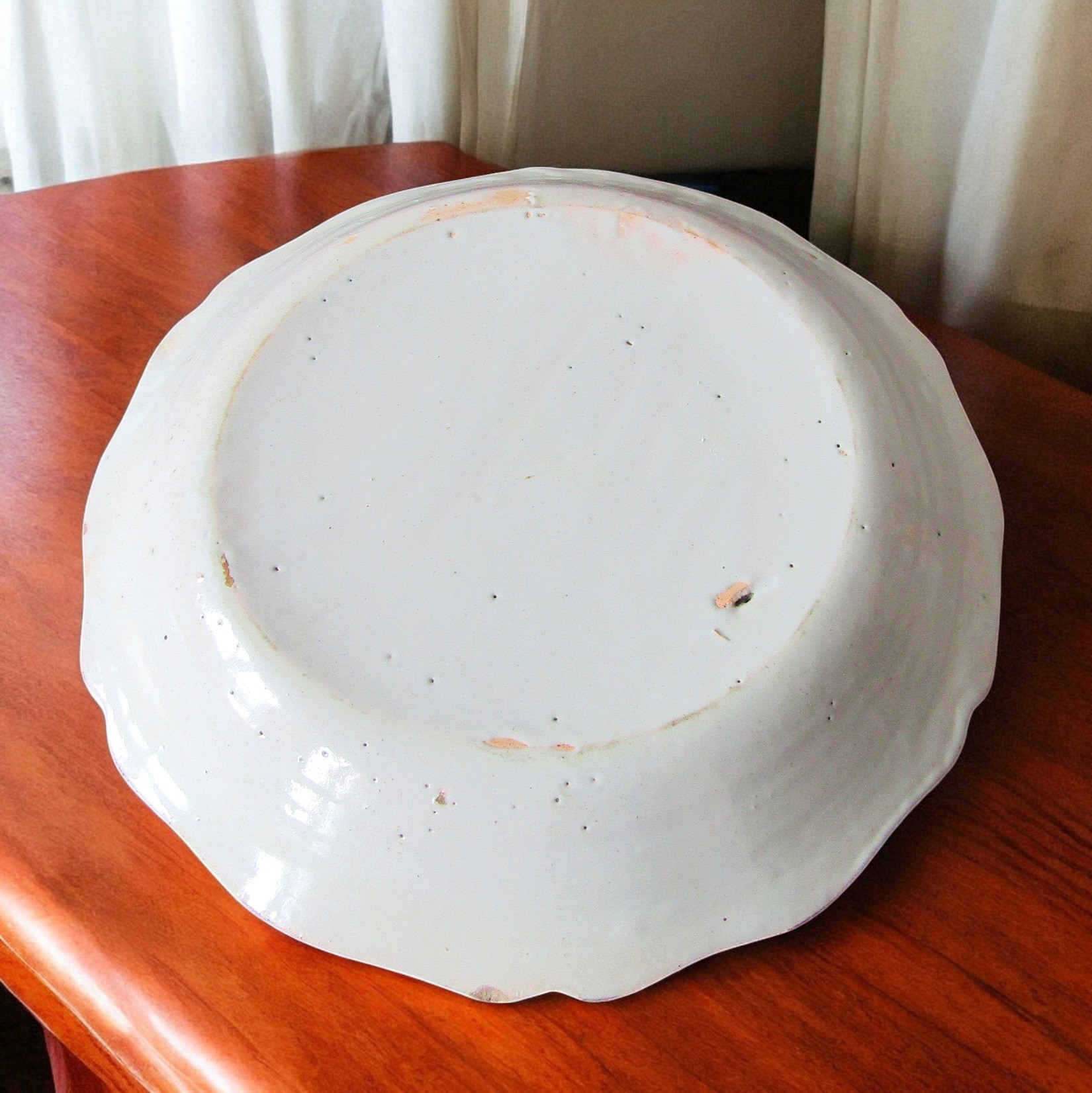 Nevers. Assiette en faïence décor polychrome à lurne, tombeau de Mirabeau, XVIIIe siècle