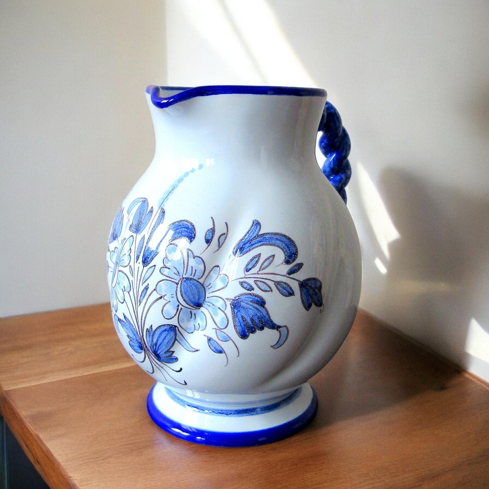 Nevers. Gabriel et Jean Montagnon. Verseuse en faïence à décor de fleurs bleues, XXe siècle