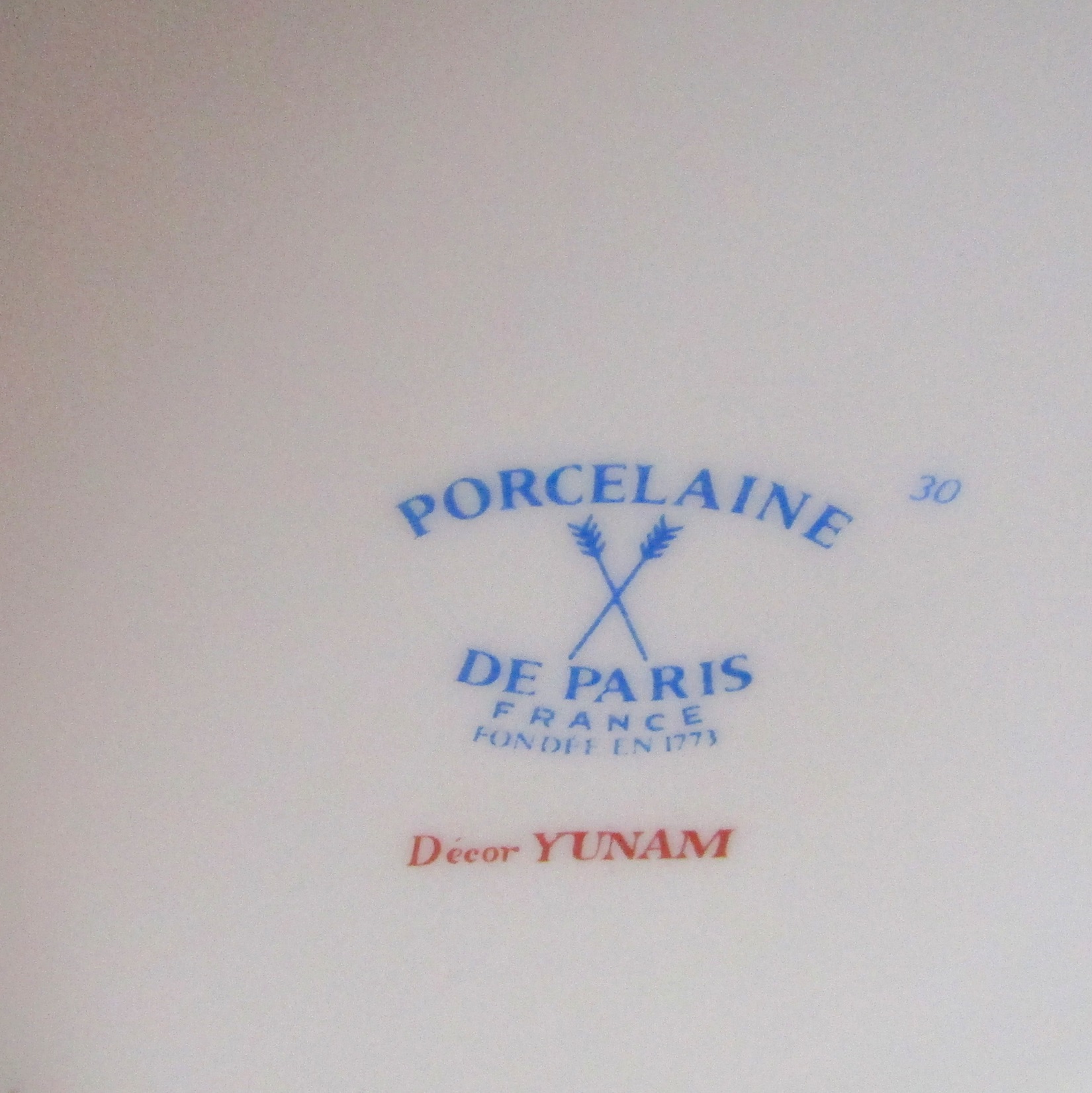 Porcelaine de Paris. Important cache-pot rafraichissoir en porcelaine Yunam