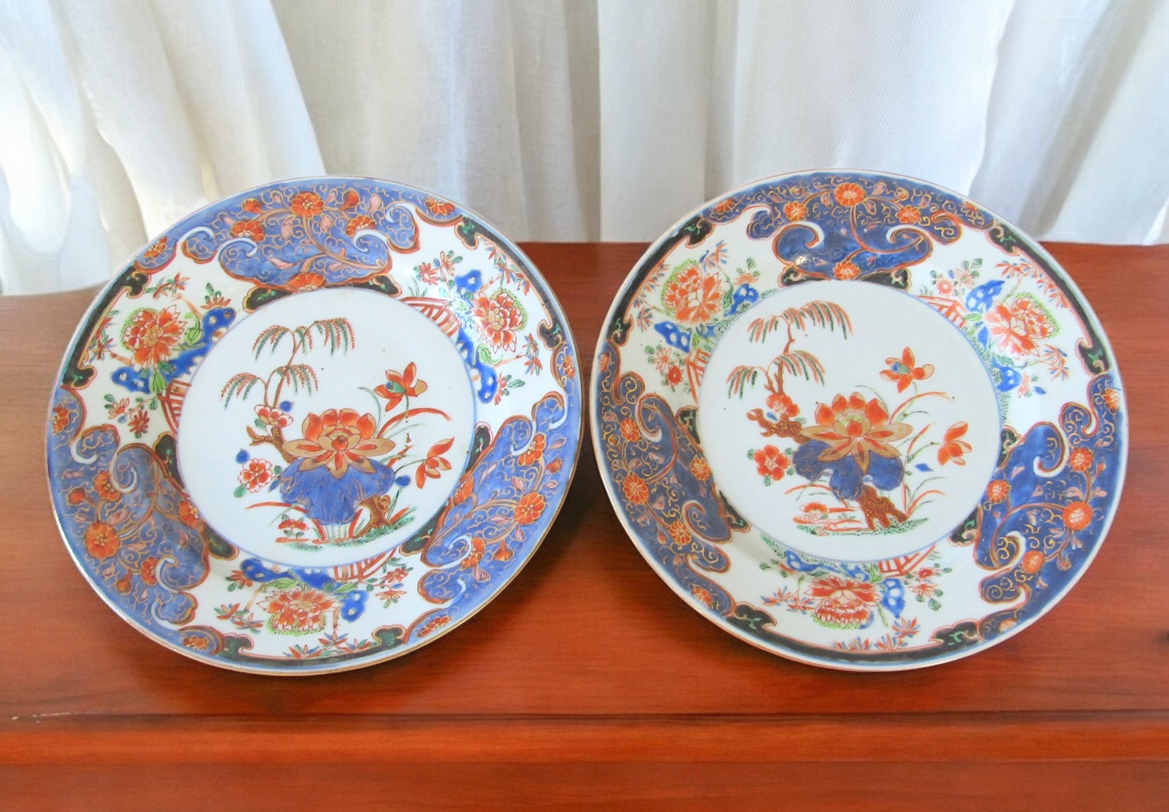 Chine. Compagnie des Indes. Paire d\'assiettes en porcelaine décor de fleurs, XVIIIe siècle [A]