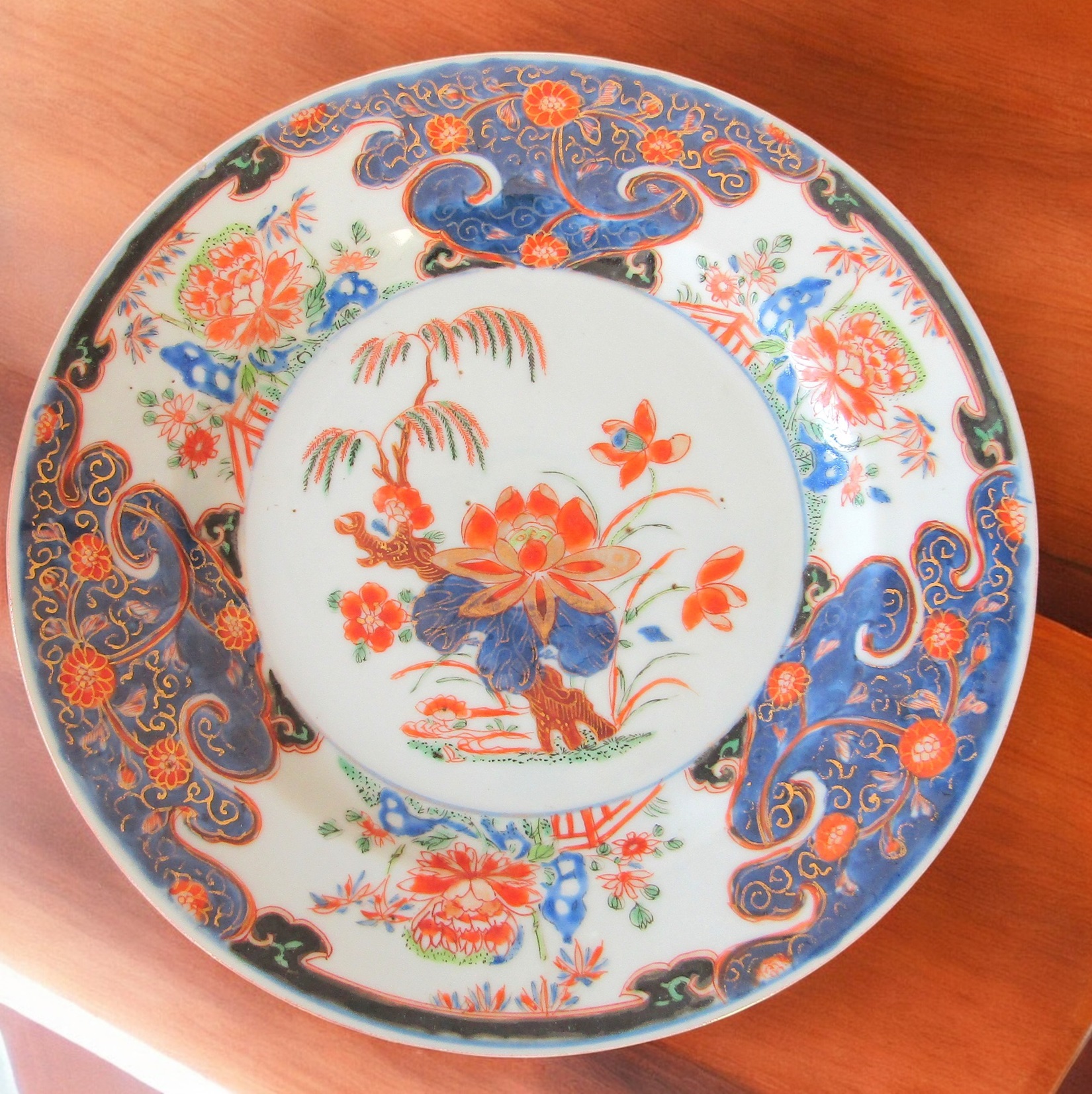 Chine. Compagnie des Indes. Paire dassiettes en porcelaine décor de fleurs, XVIIIe siècle [A]