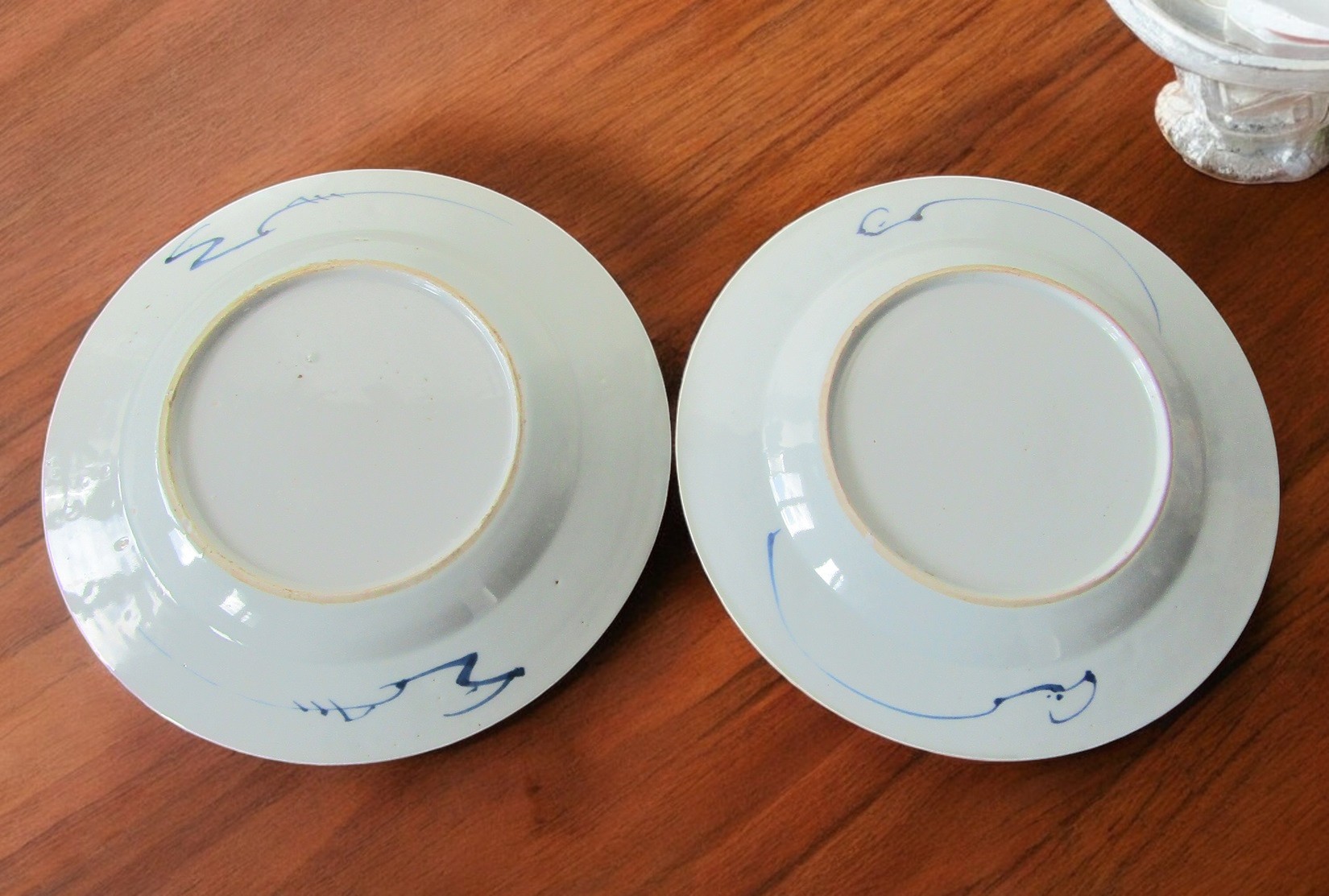 Chine. Compagnie des Indes. Paire dassiettes en porcelaine décor de fleurs, XVIIIe siècle [B]