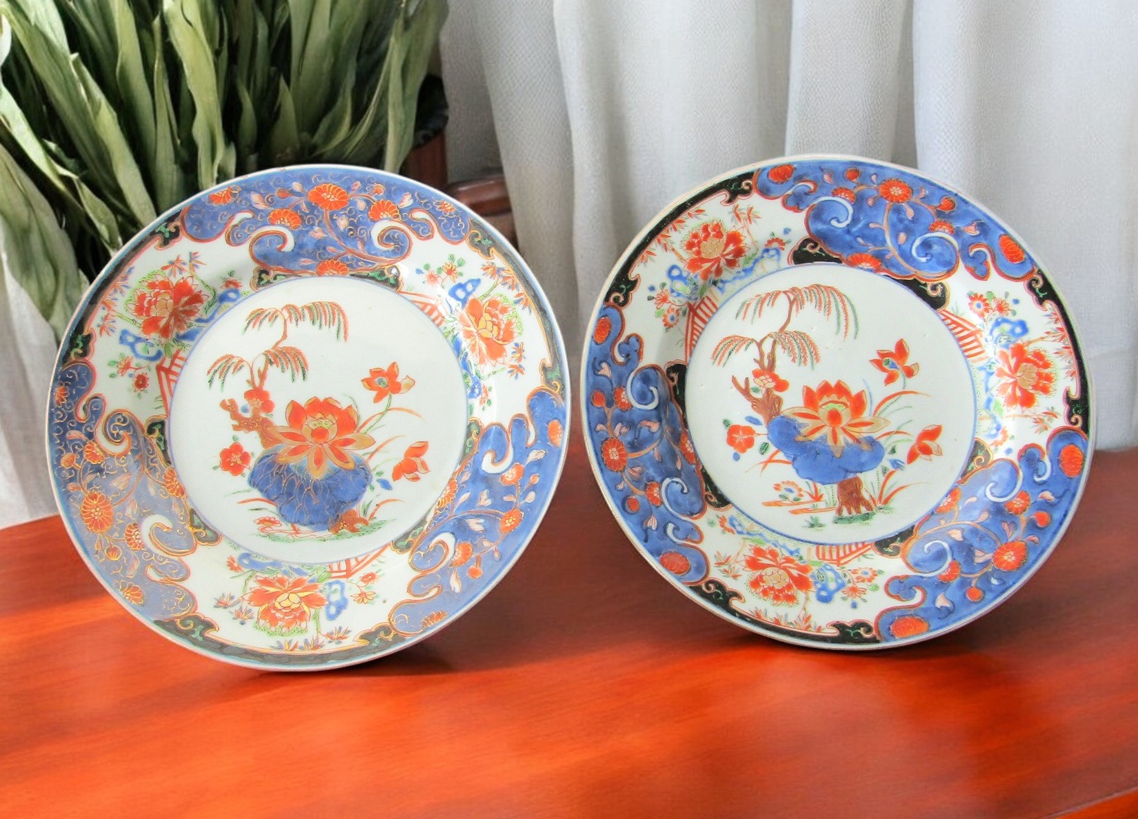 Chine. Compagnie des Indes. Paire d\'assiettes en porcelaine décor de fleurs, XVIIIe siècle [B]