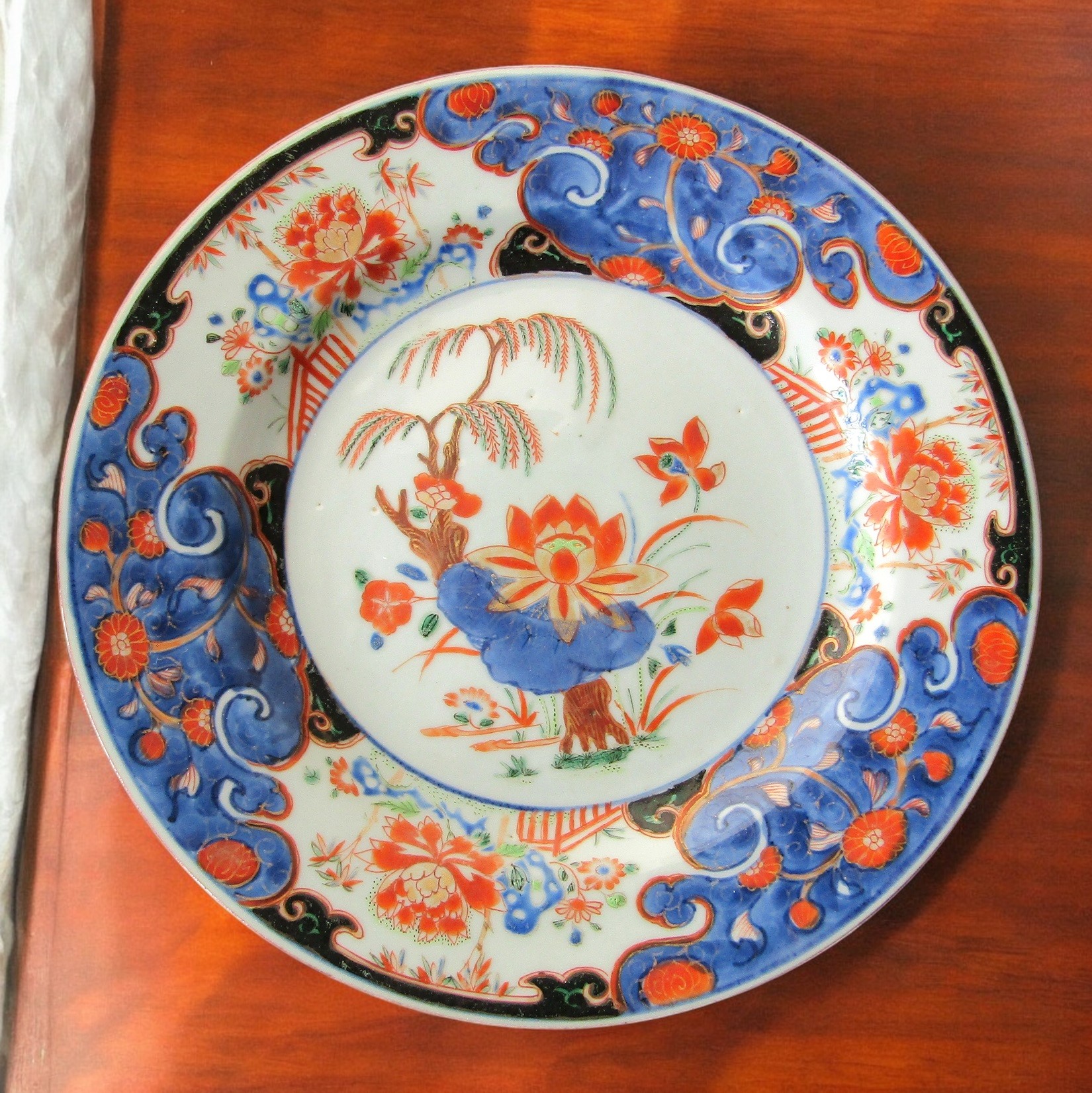 Chine. Compagnie des Indes. Paire dassiettes en porcelaine décor de fleurs, XVIIIe siècle [B]