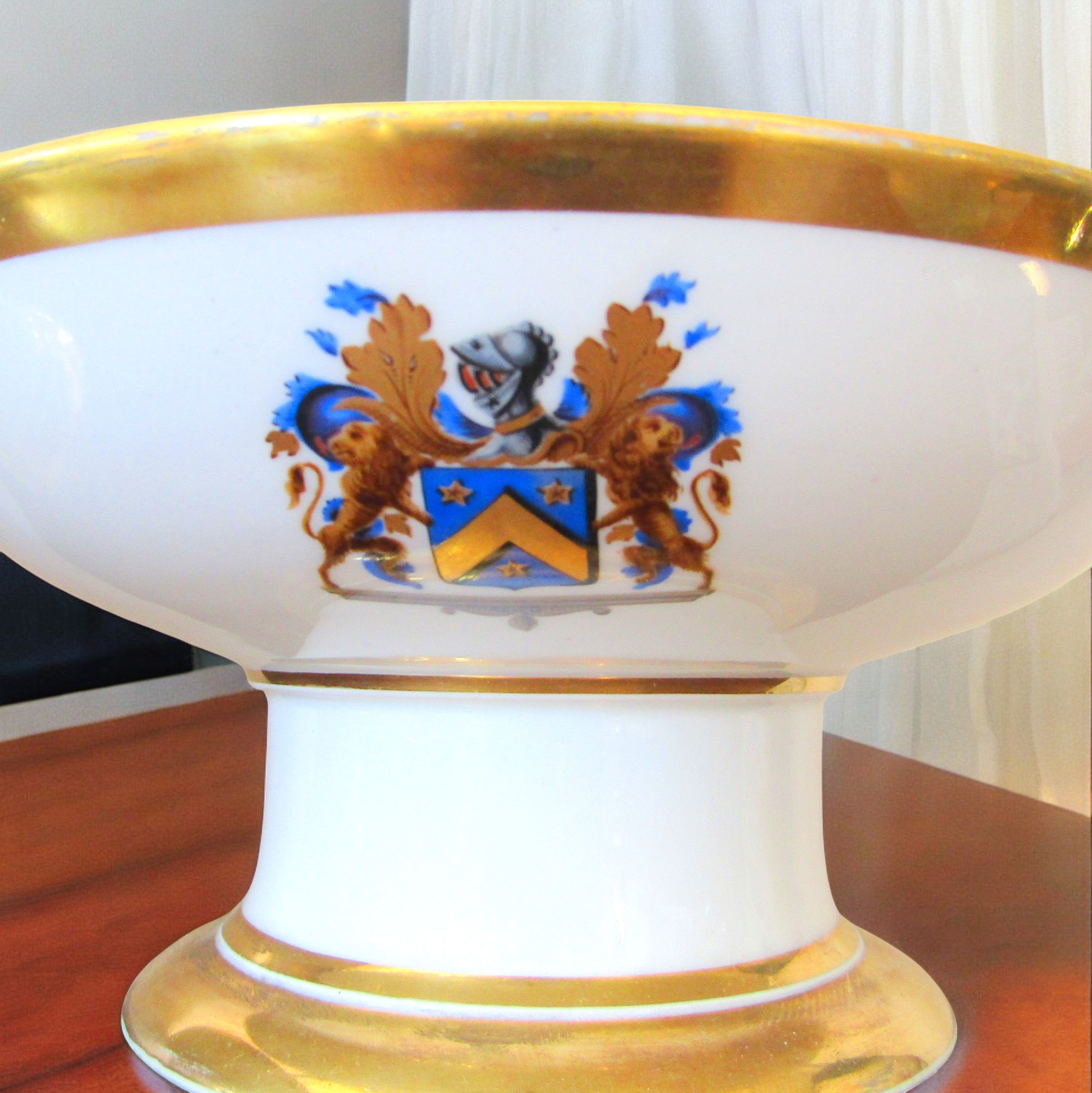 Paris. Coupes sur pied en porcelaine armoiries famille de Frejacques de Bar, XIXe siècle