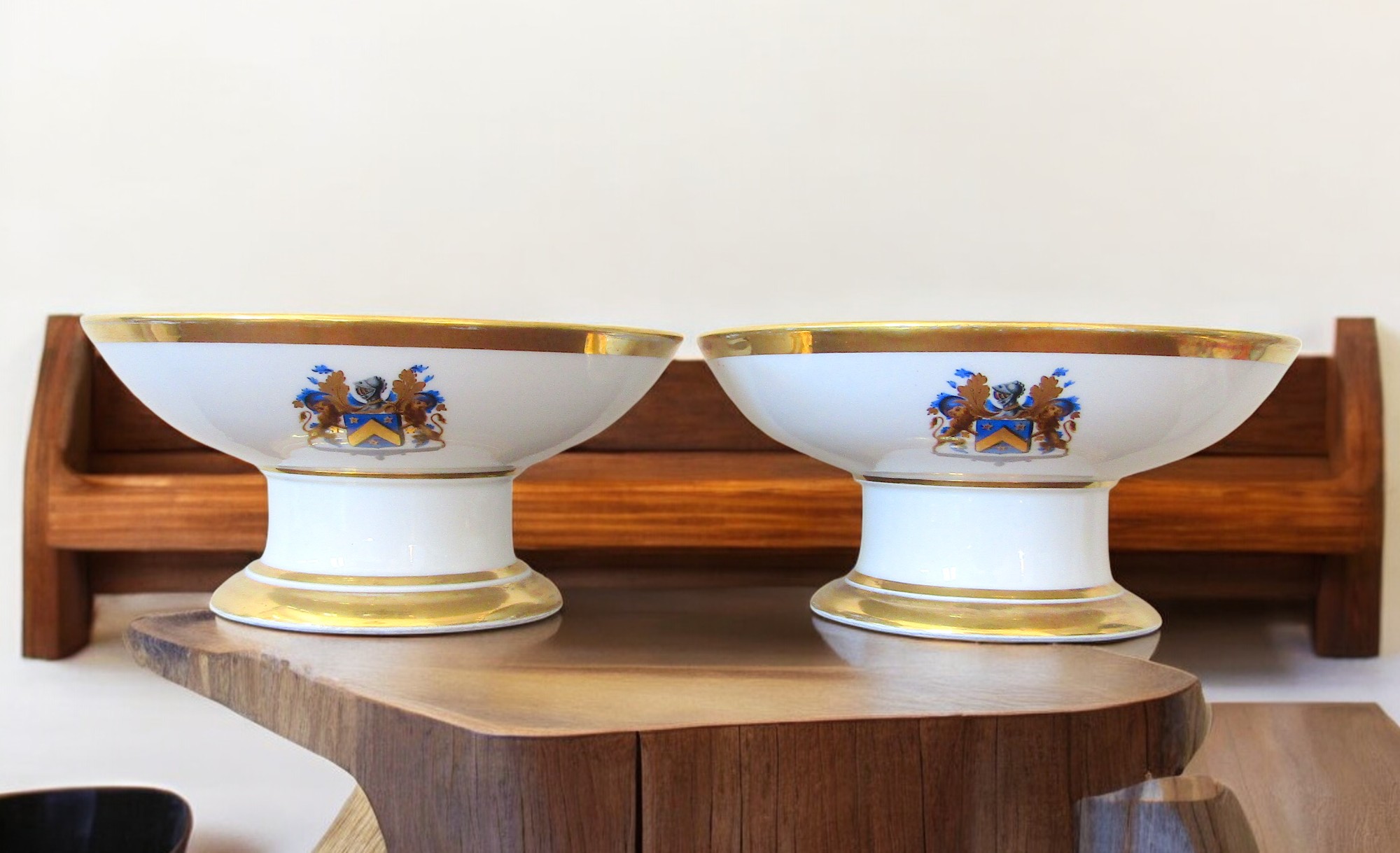Paris. Coupes sur pied en porcelaine armoiries famille de Frejacques de Bar, XIXe siècle