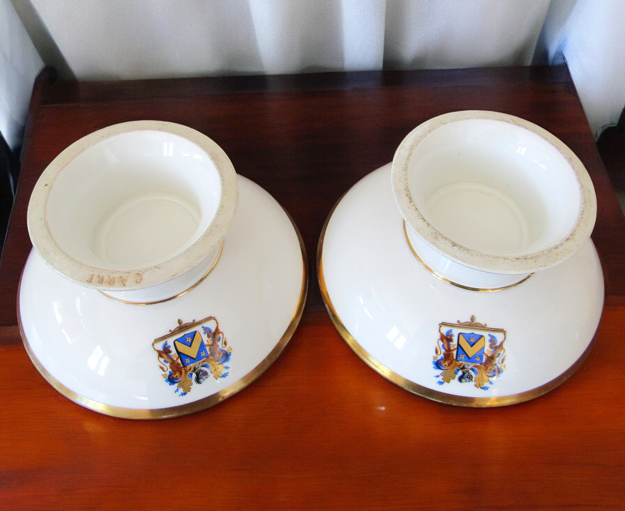 Paris. Coupes sur pied en porcelaine armoiries famille de Frejacques de Bar, XIXe siècle