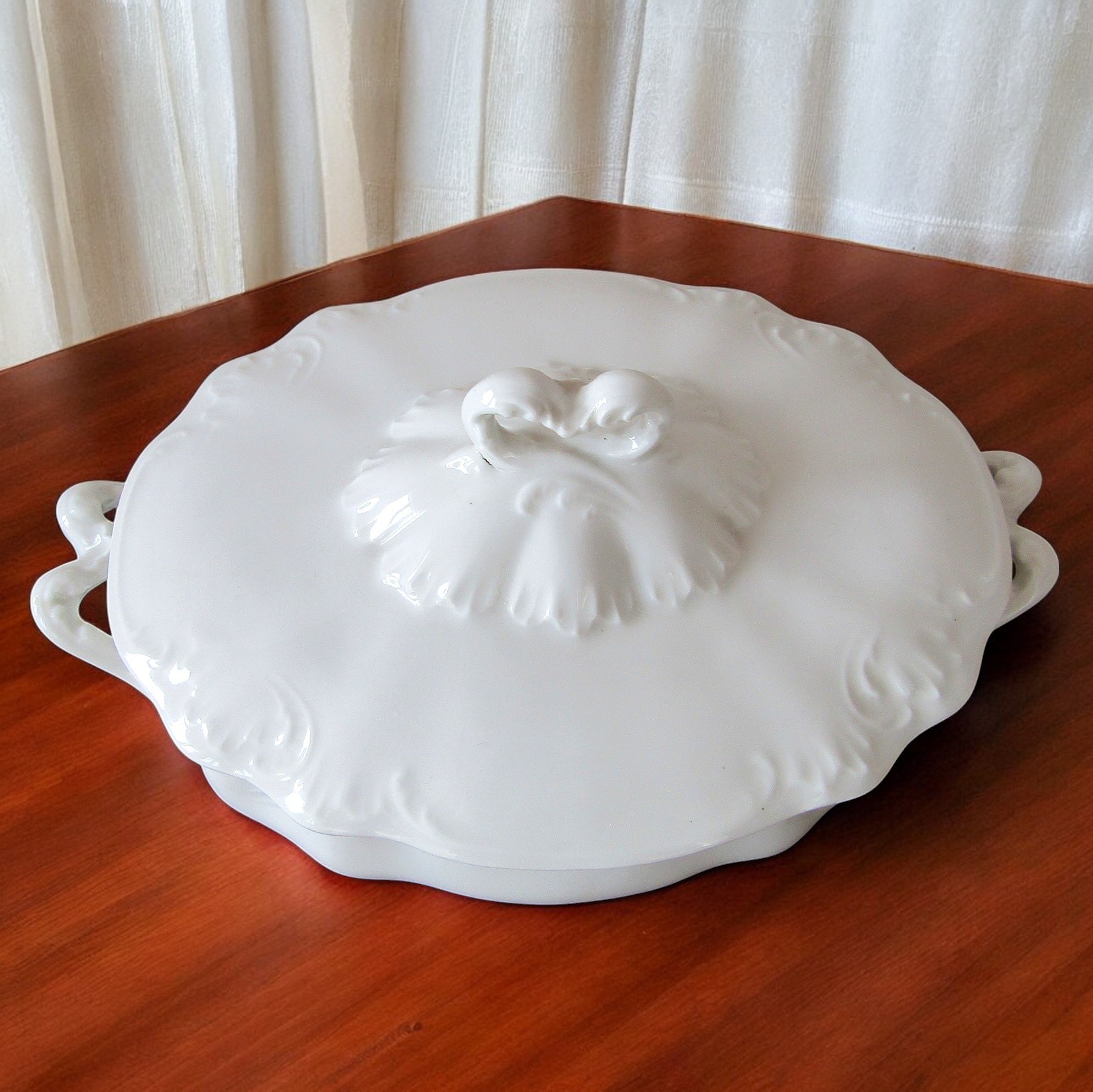 Limoges. Sazerat Léon. Légumier en porcelaine blanche, XIXe