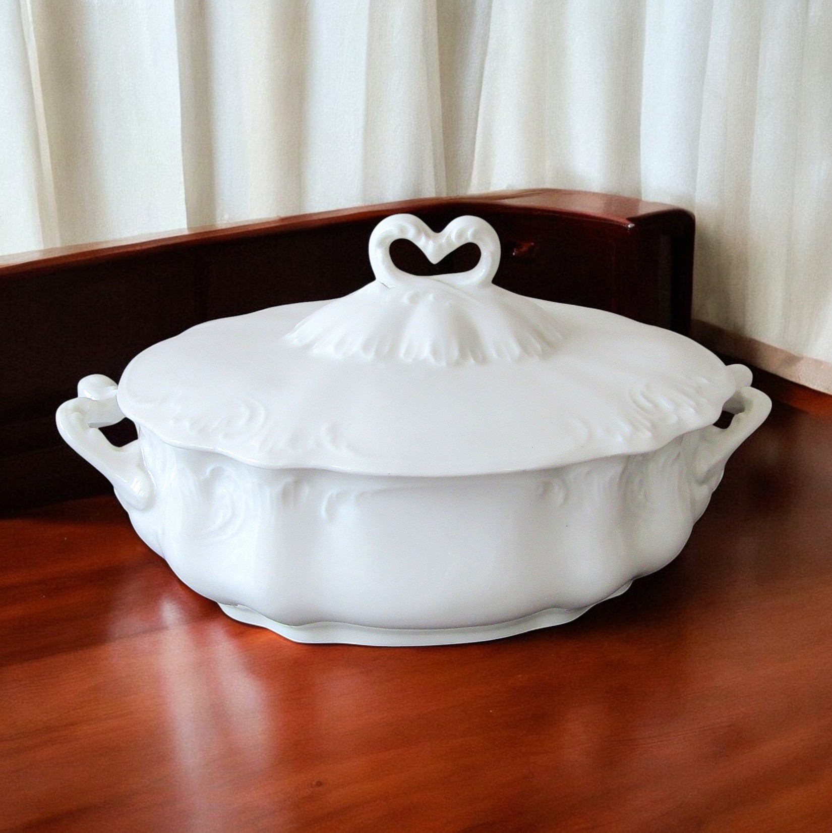 Limoges. Sazerat Léon. Légumier en porcelaine blanche, XIXe