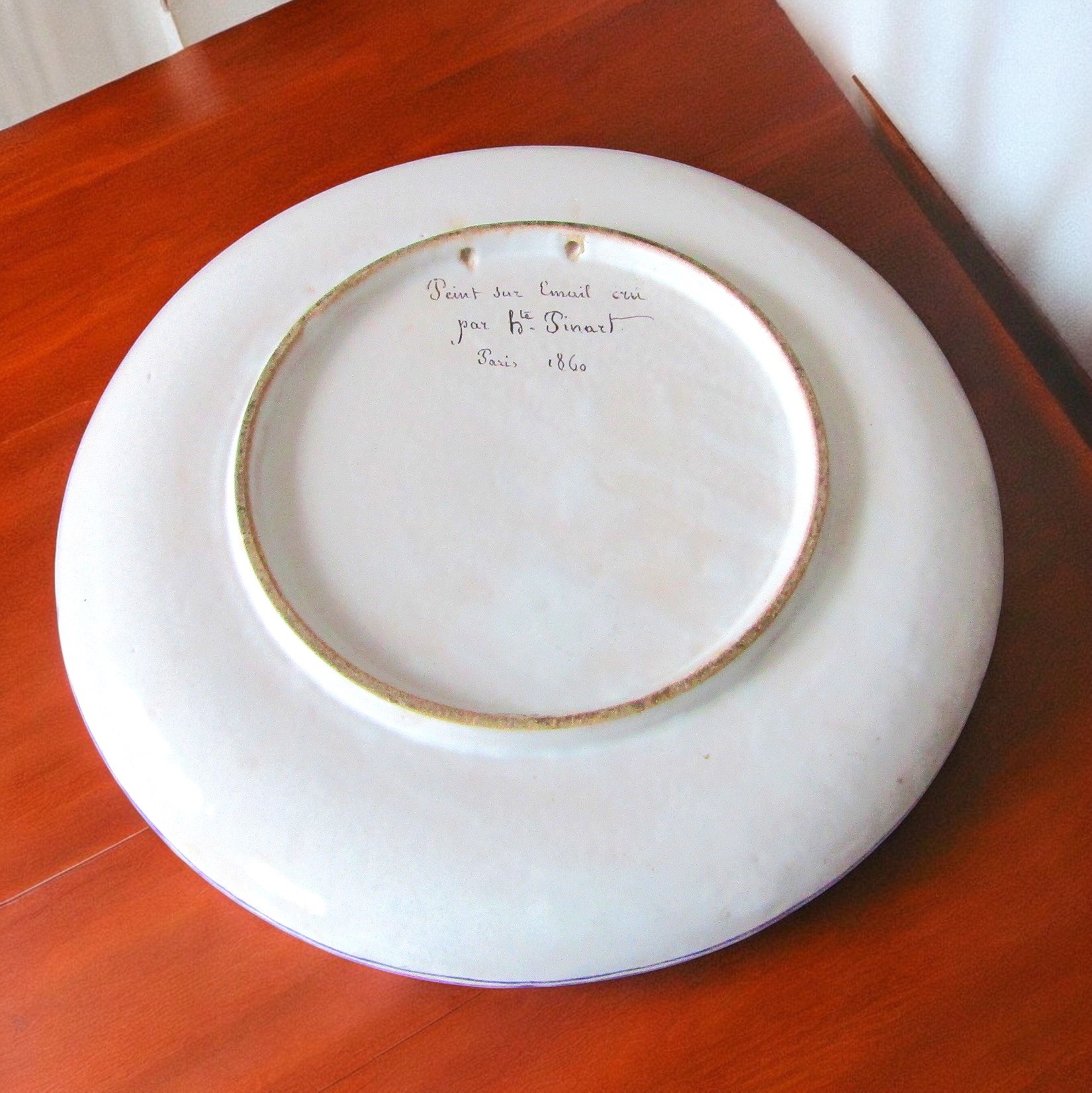 Paris. Hippolyte Pinart (1808-1871). Plat en faïence à décor dune scène galante, XIXe siècle