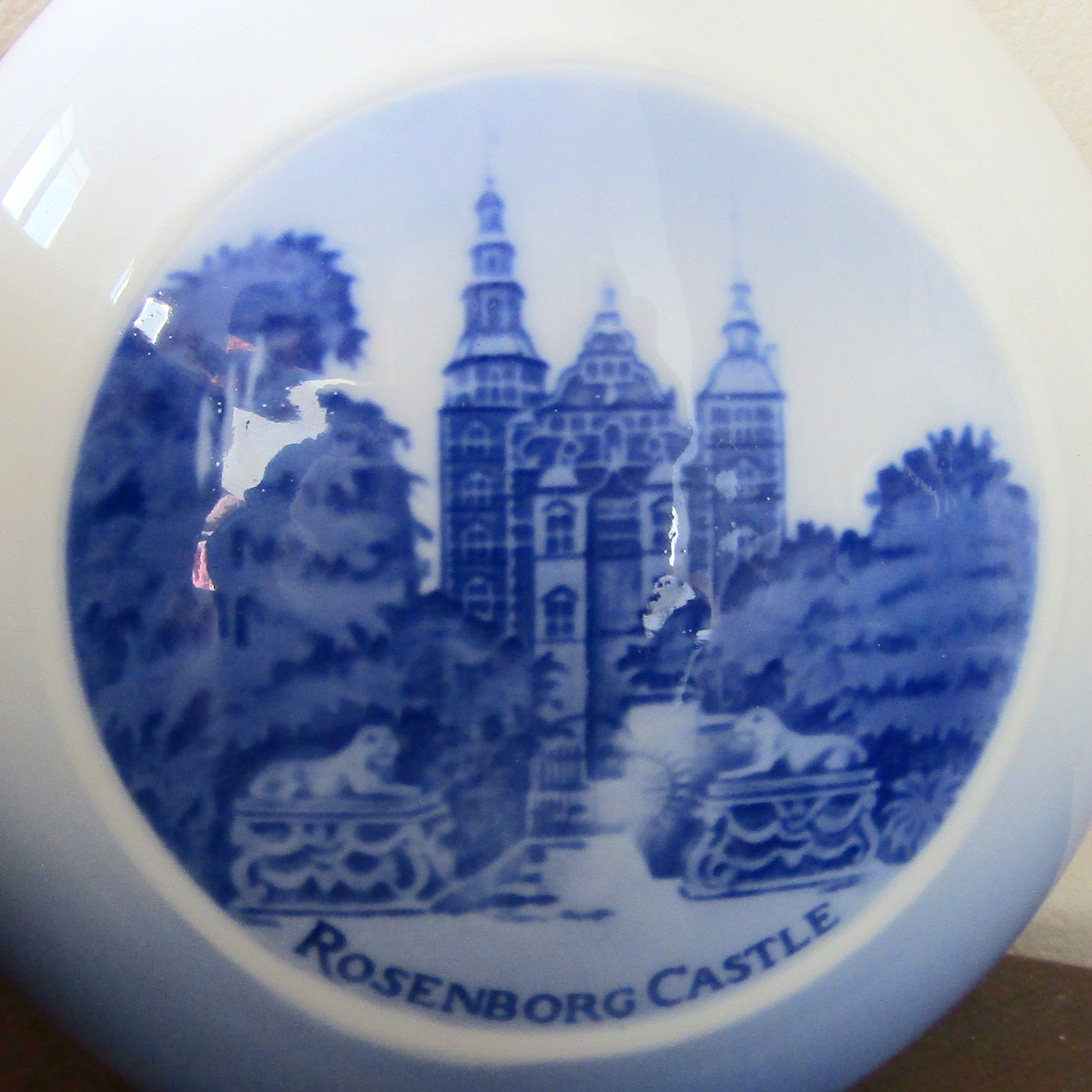 Denmark. Royal Copenhagen. Bouteille décanteur en porcelaine Rosenborg Castle