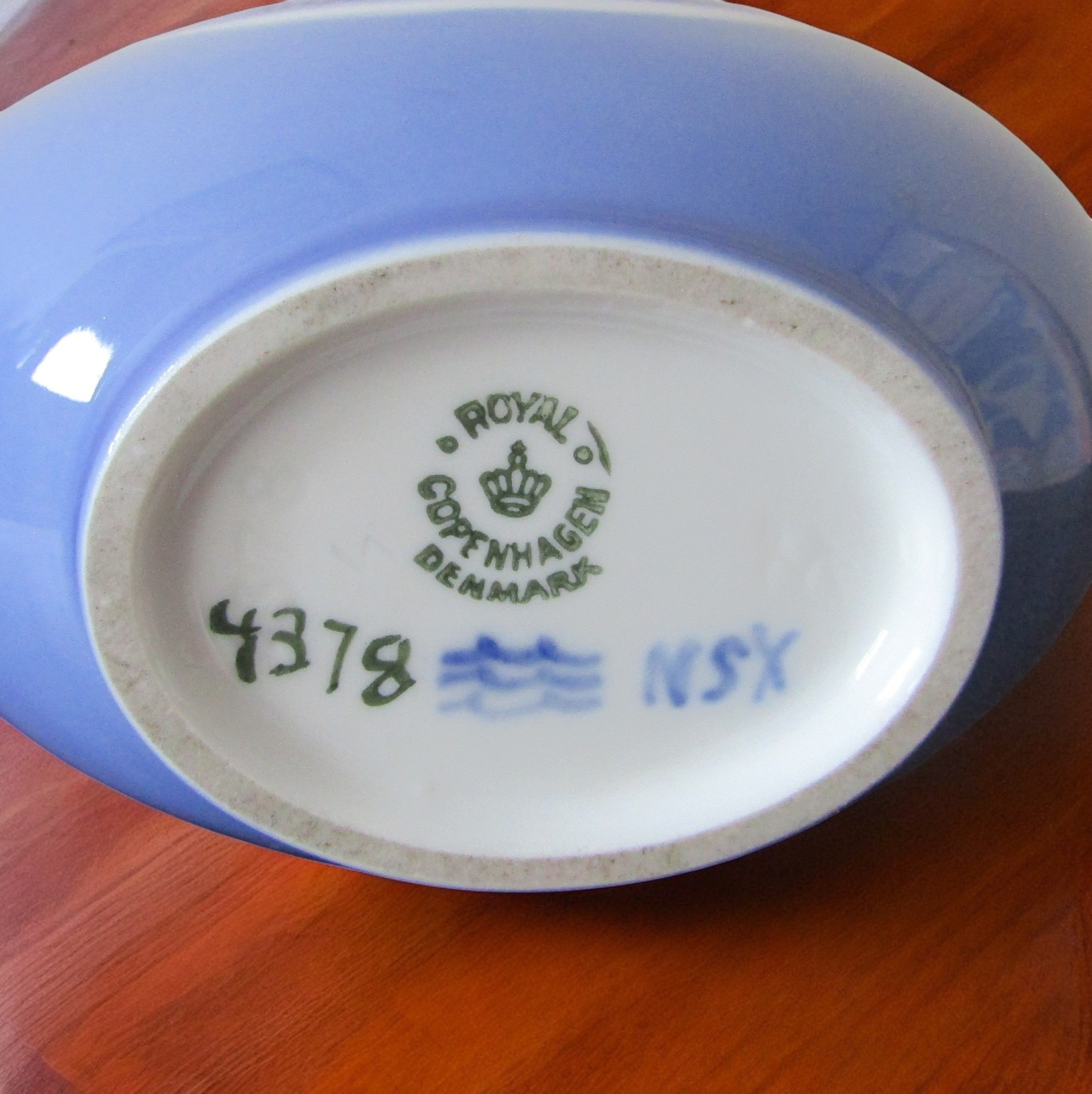 Denmark. Royal Copenhagen. Bouteille décanteur en porcelaine Rosenborg Castle