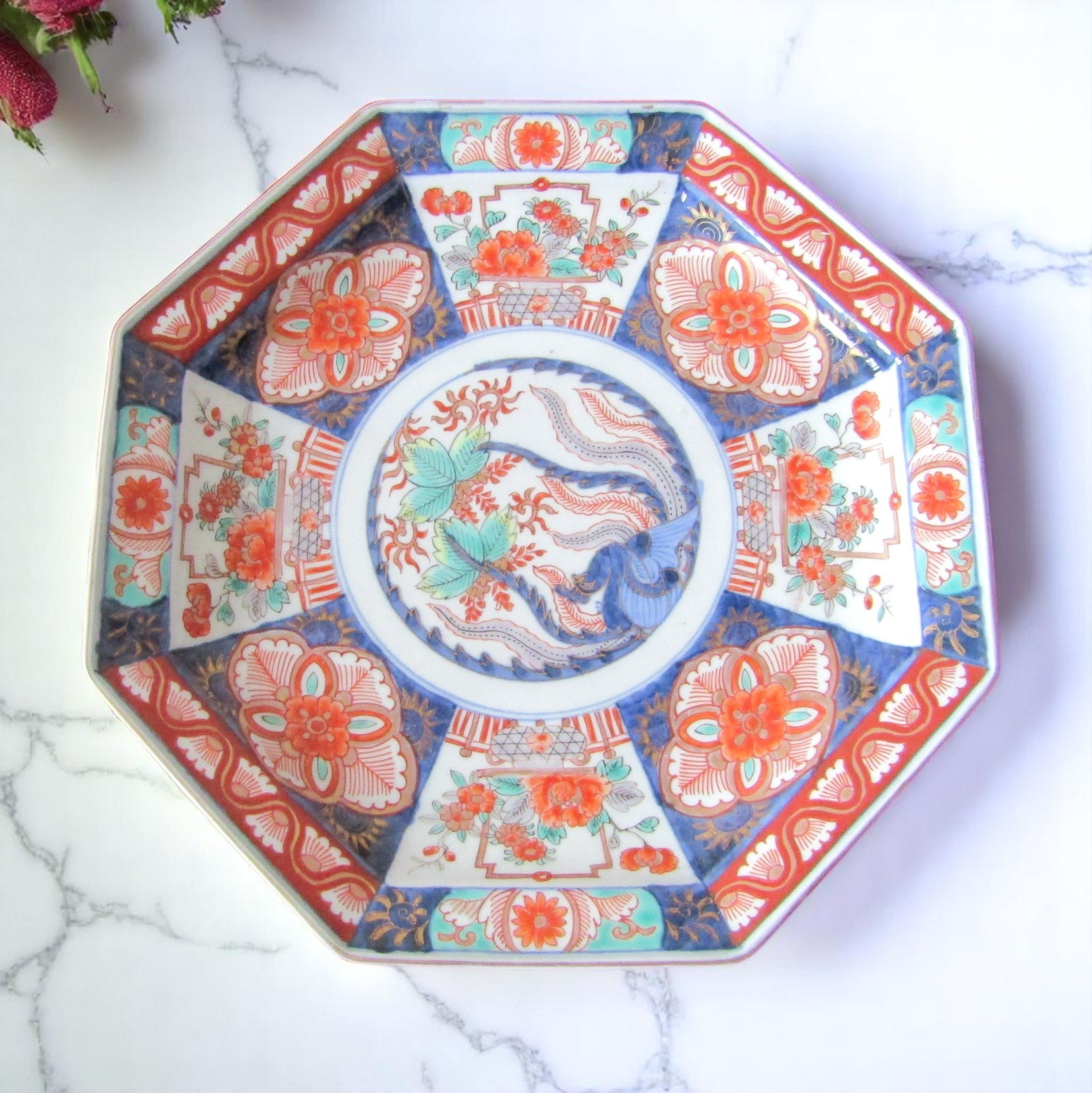 Japon. Arita. Assiette en porcelaine à décor polychrome de fleurs, XXe