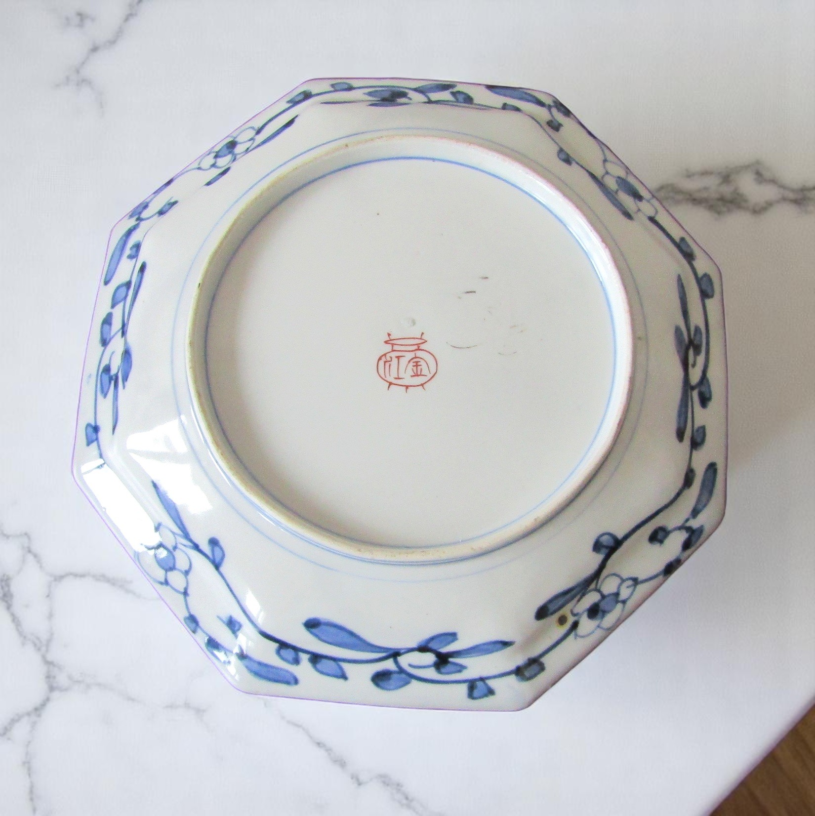 Japon. Arita. Assiette en porcelaine à décor polychrome de fleurs, XXe
