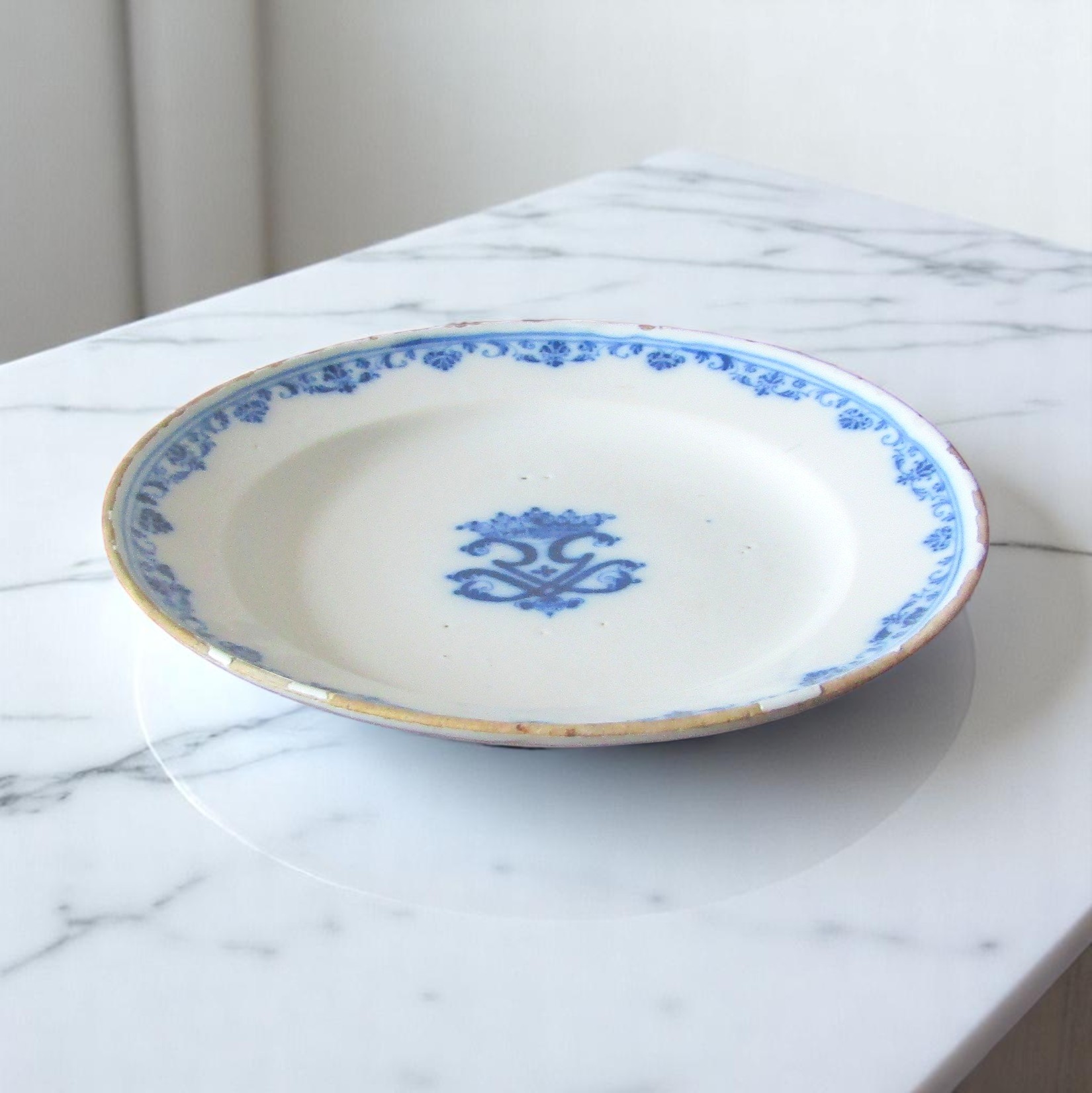 Moustiers. Assiette en faïence décor camaïeu bleu dun monogramme couronné, XVIIIe siècle