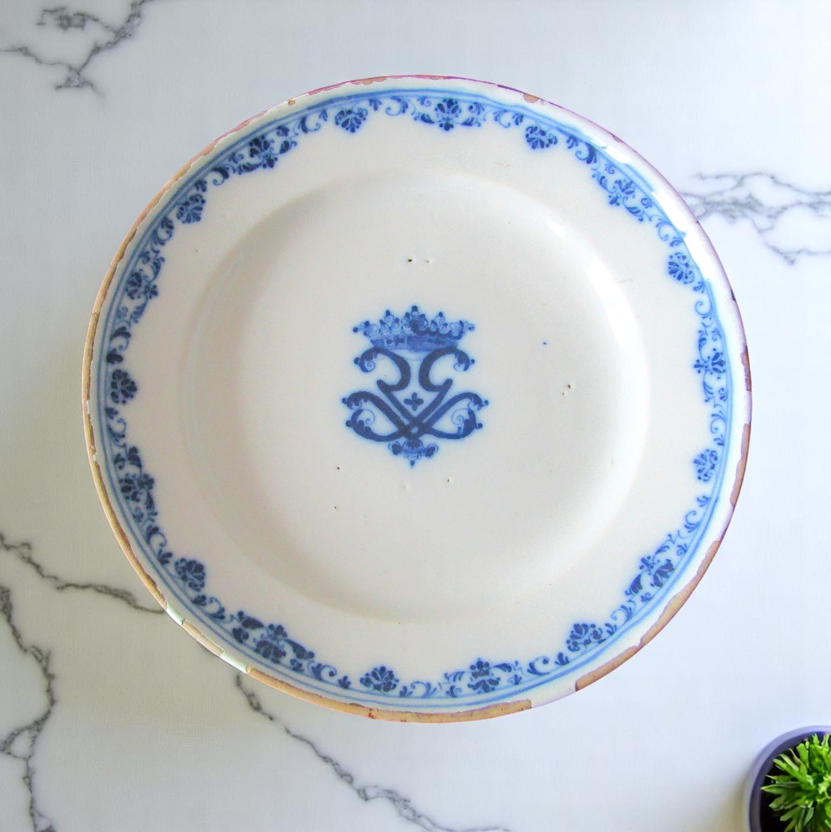 Moustiers. Assiette en faïence décor camaïeu bleu d\'un monogramme couronné, XVIIIe siècle