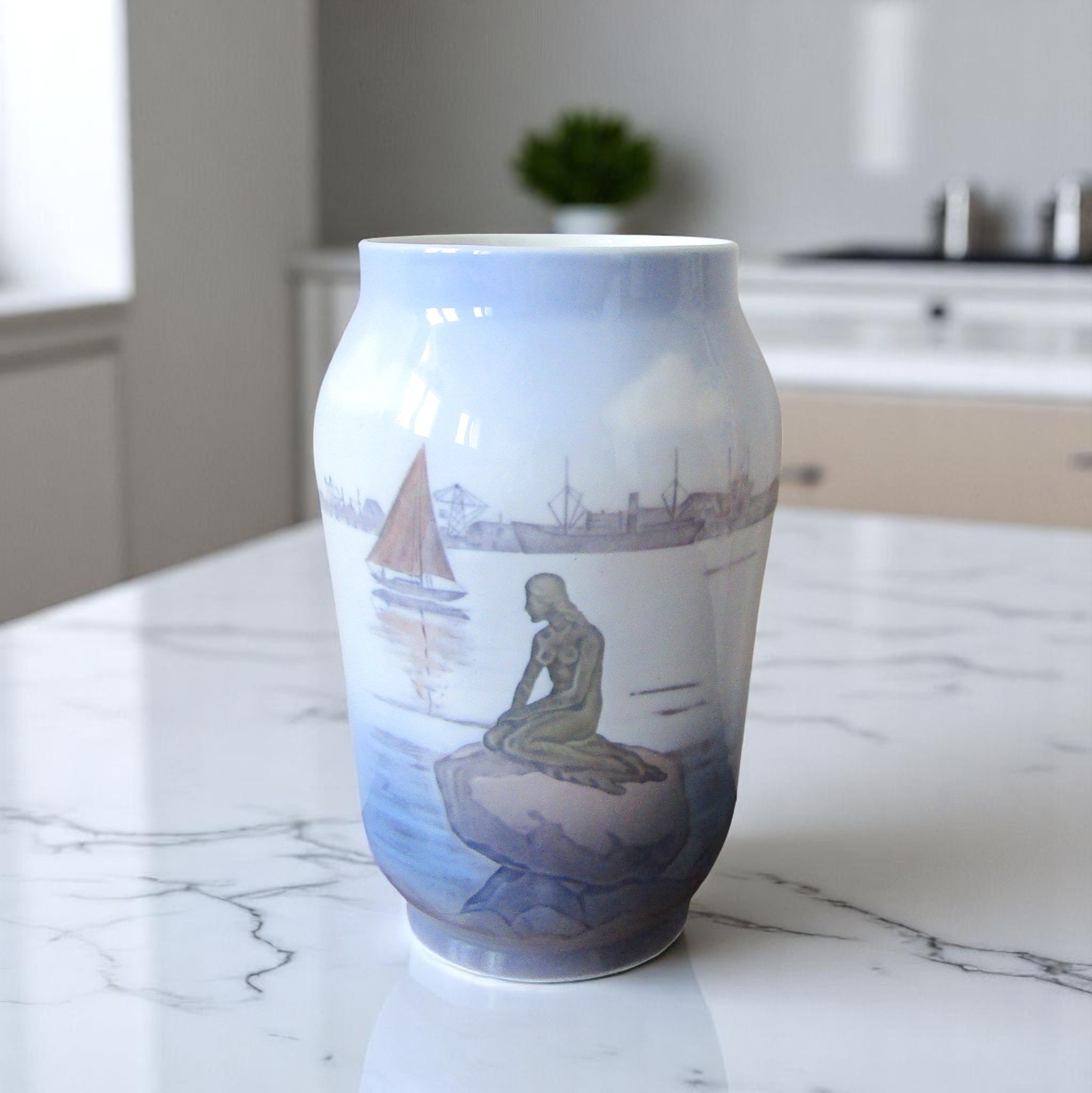 Royal Copenhagen. Vase en porcelaine décor polychrome modèle Langelinie, XXe