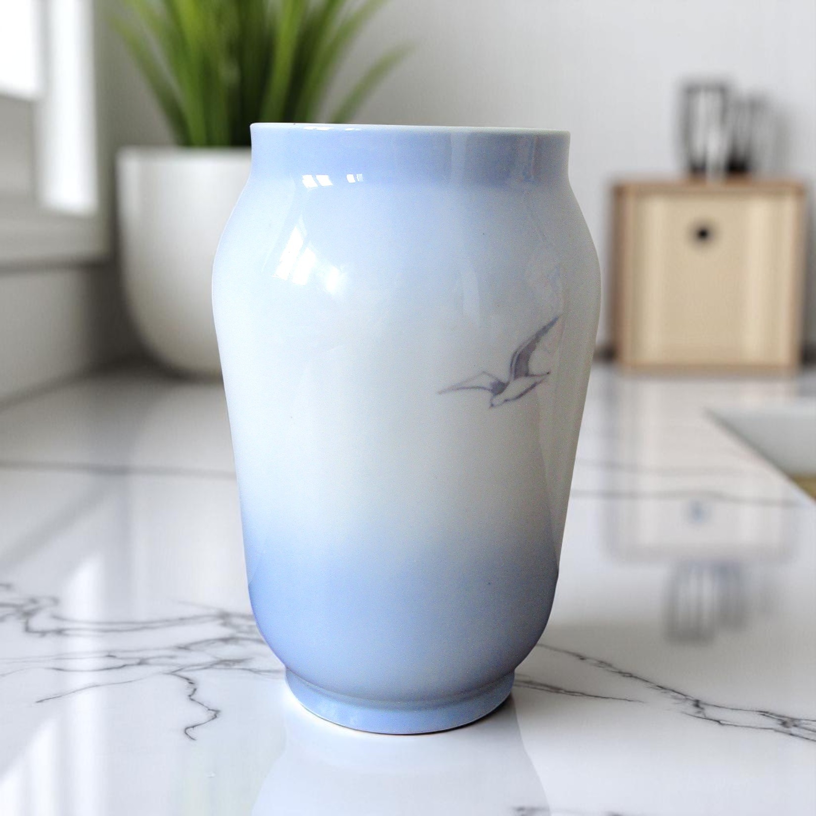 Royal Copenhagen. Vase en porcelaine décor polychrome modèle Langelinie, XXe