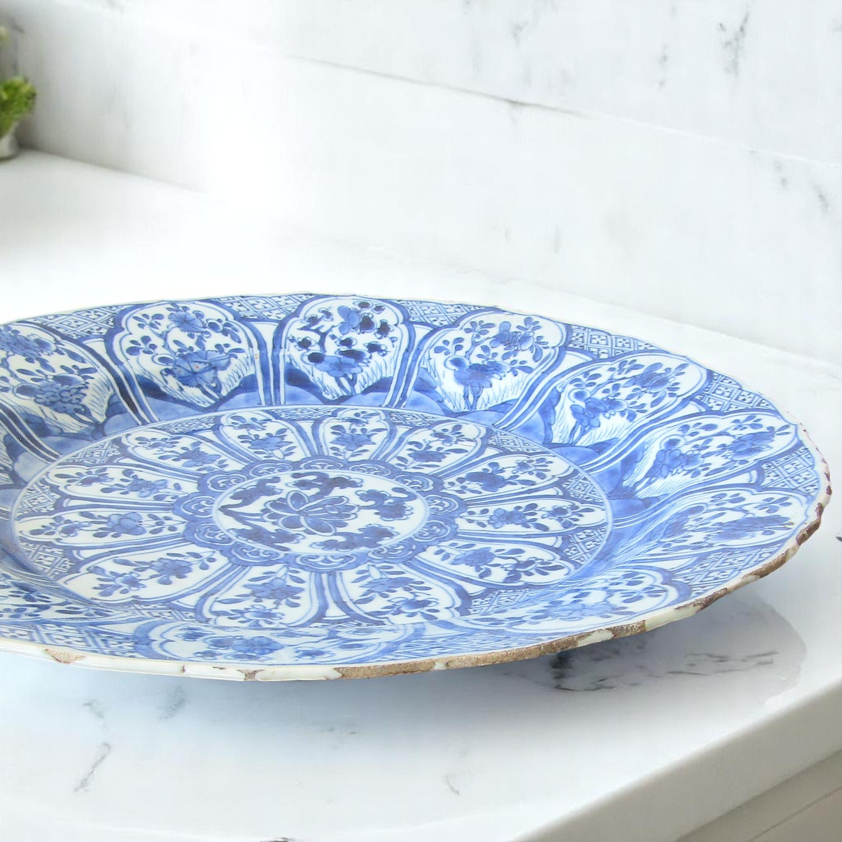Chine. Plat en porcelaine à décor en camaïeu bleu de fleurs, XVIIIe siècle