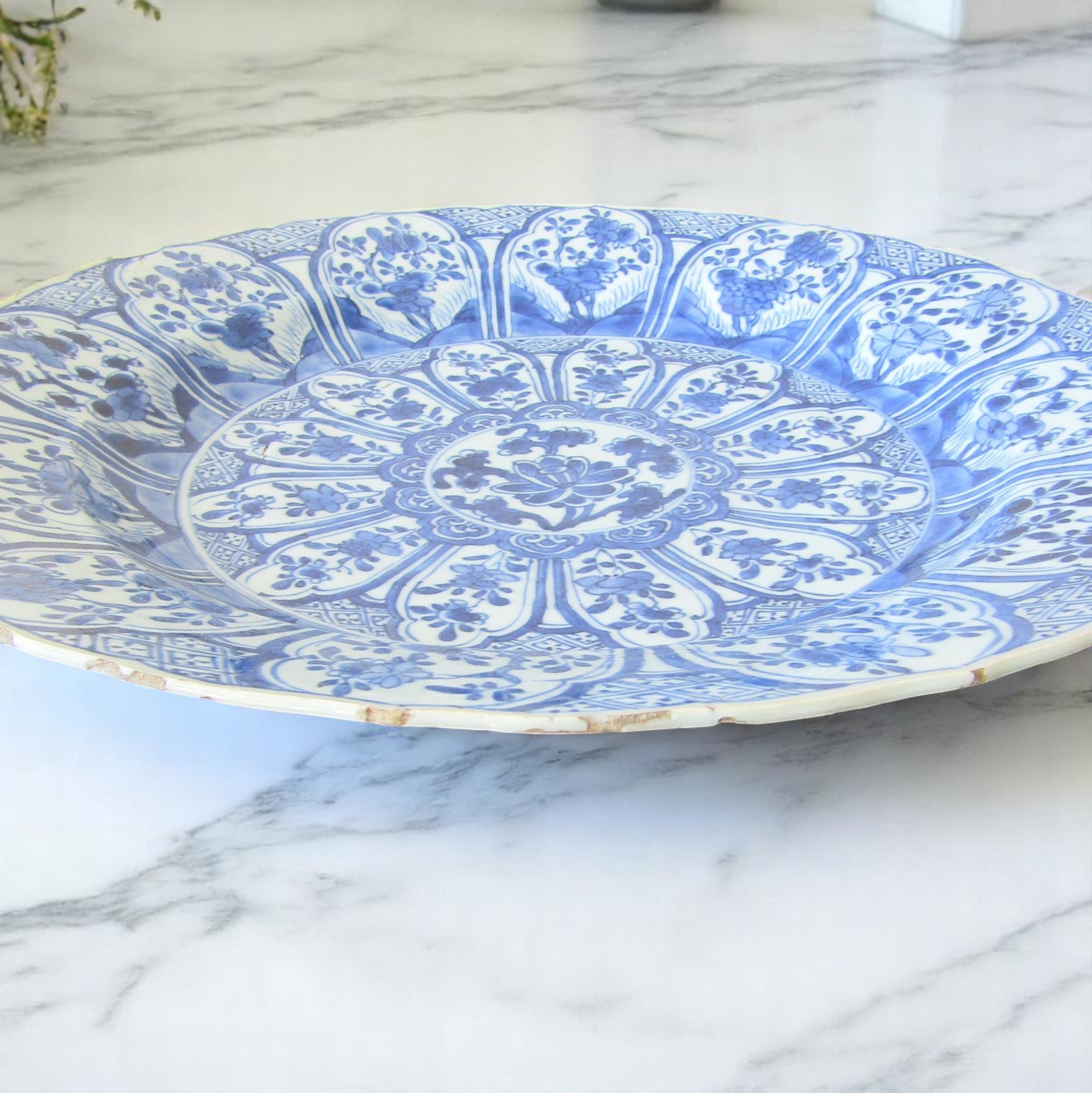 Chine. Plat en porcelaine à décor en camaïeu bleu de fleurs, XVIIIe siècle