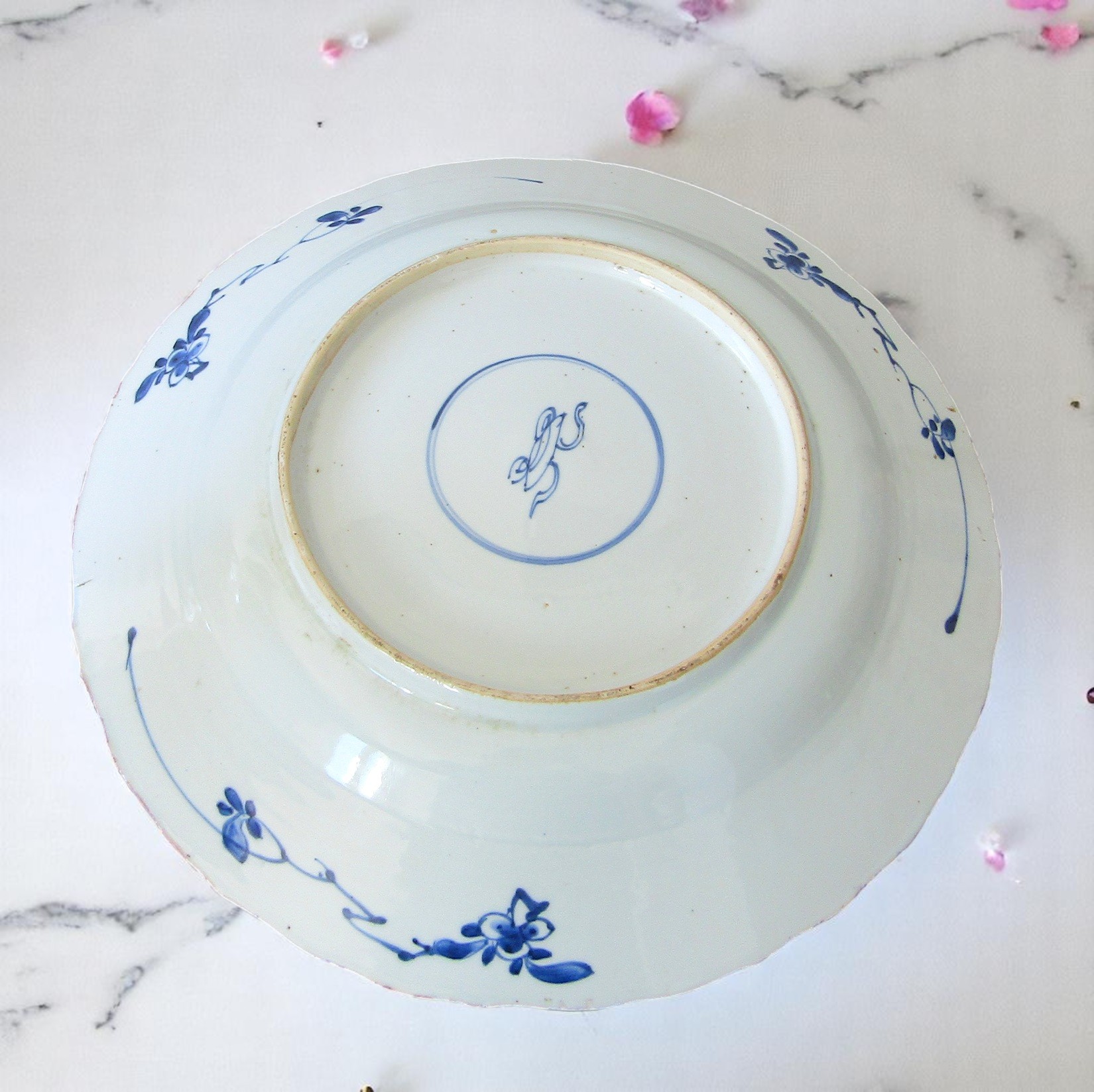 Chine. Plat en porcelaine à décor en camaïeu bleu de fleurs, XVIIIe siècle
