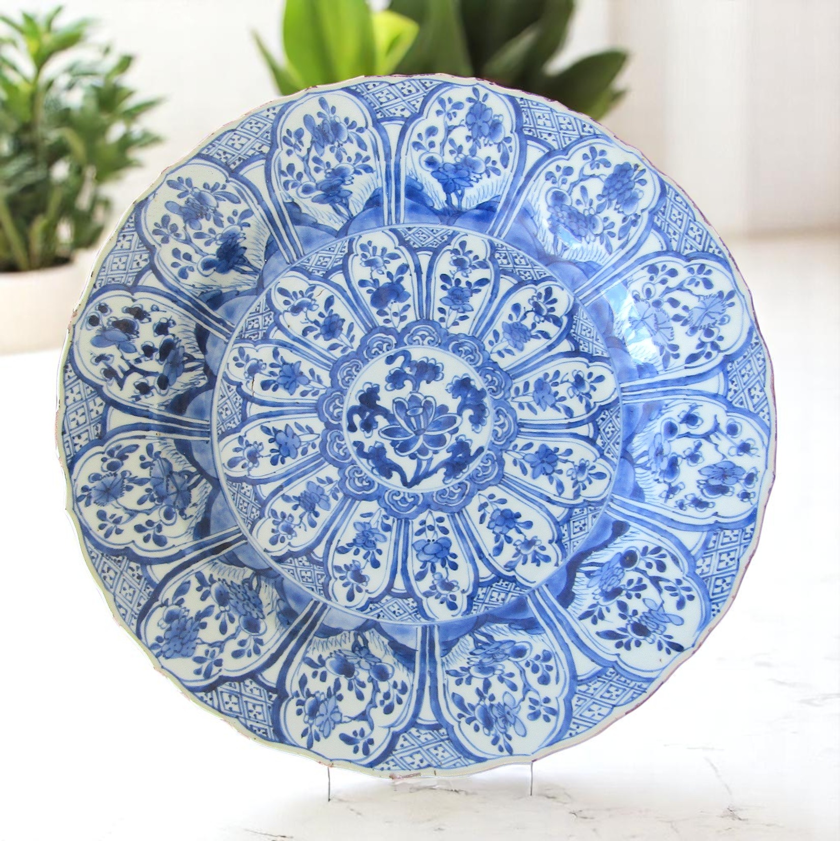 Chine. Plat en porcelaine à décor en camaïeu bleu de fleurs, XVIIIe siècle