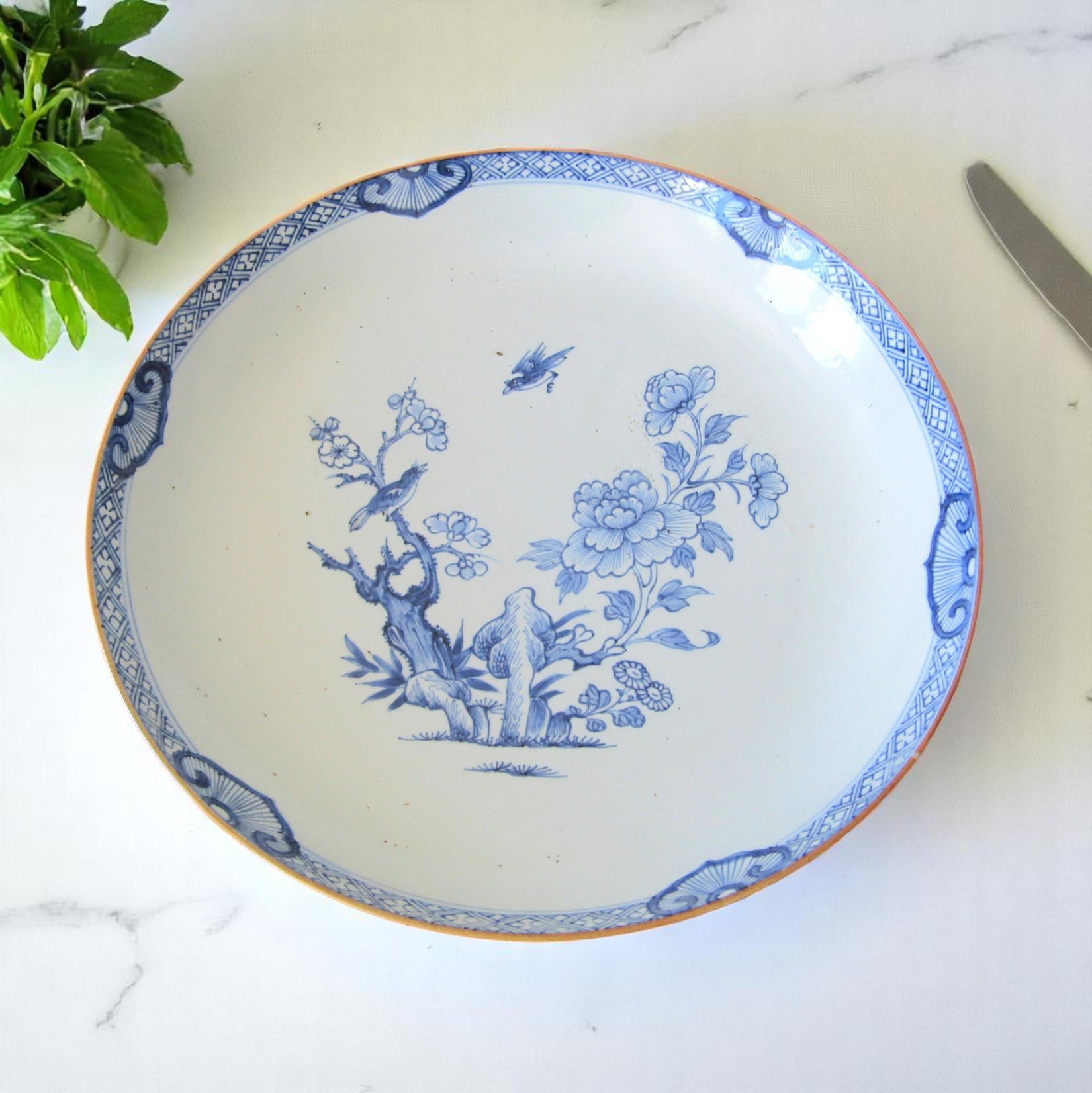 Chine. Coupe en porcelaine à décor en camaïeu bleu d\'oiseaux perchés, XVIIIe
