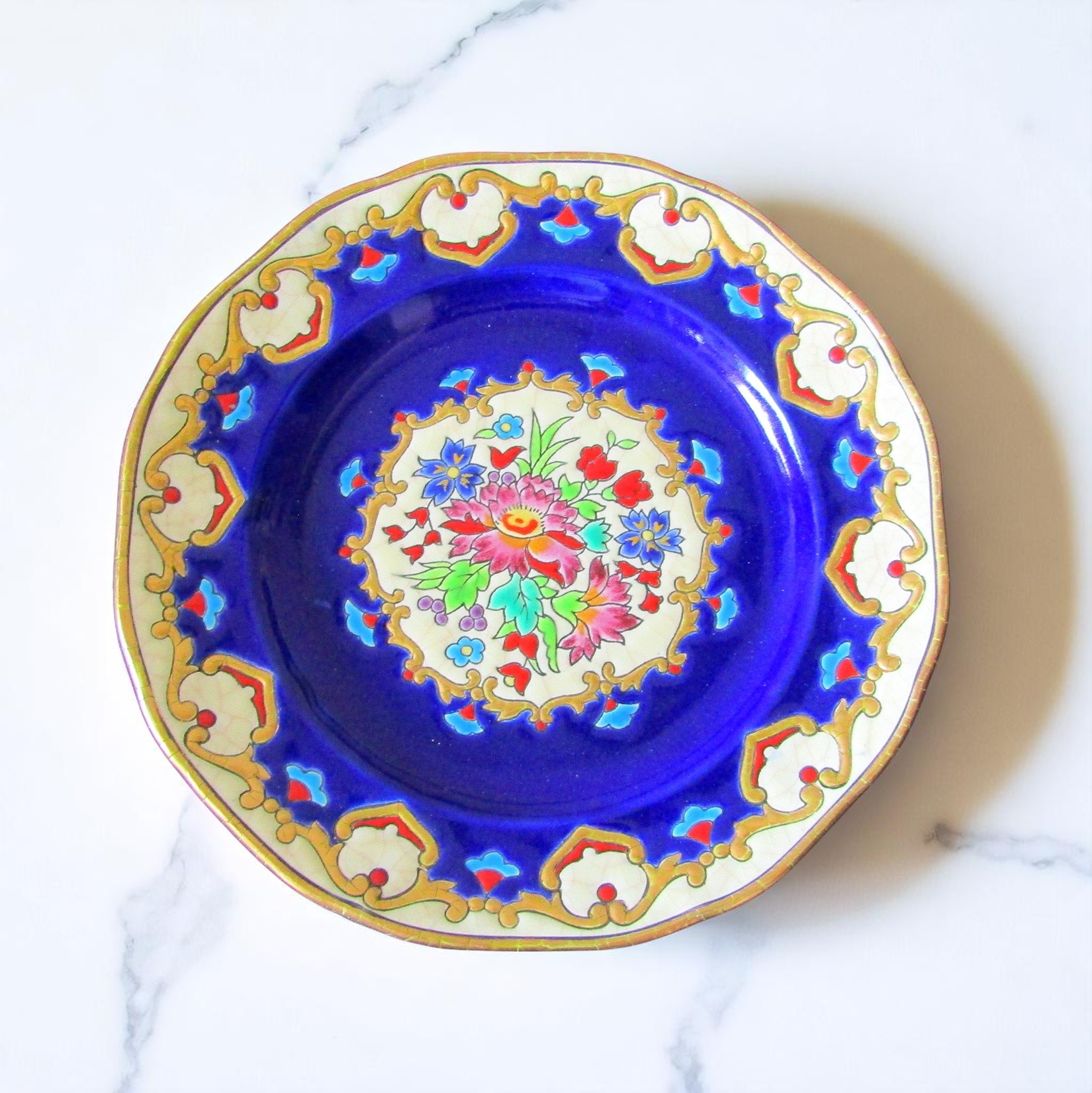 Émaux de Longwy. Assiette en faïence modèle Renaissance par MP Chevallier, XXe siècle