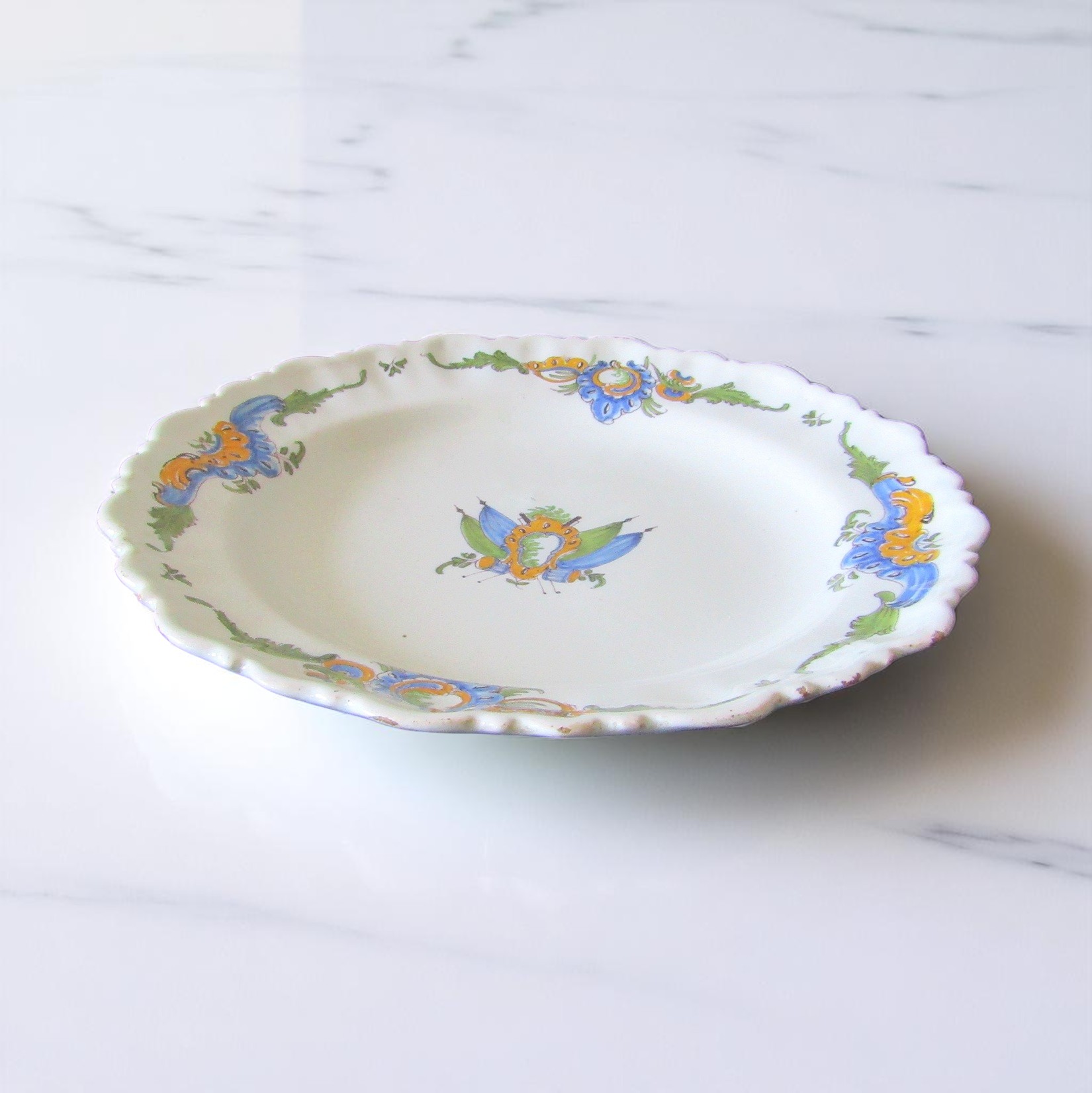 Moustiers. Assiette en faïence décor polychrome aux drapeaux, XVIIIe siècle
