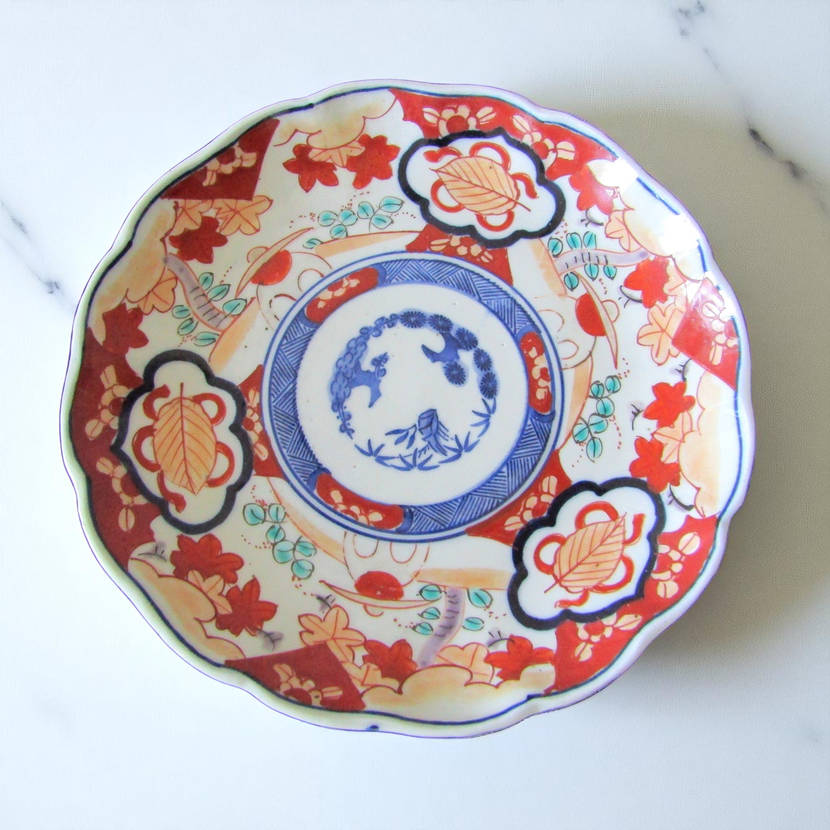 Japon. Paire dassiettes en porcelaine à décor de réserves, XIXe siècle