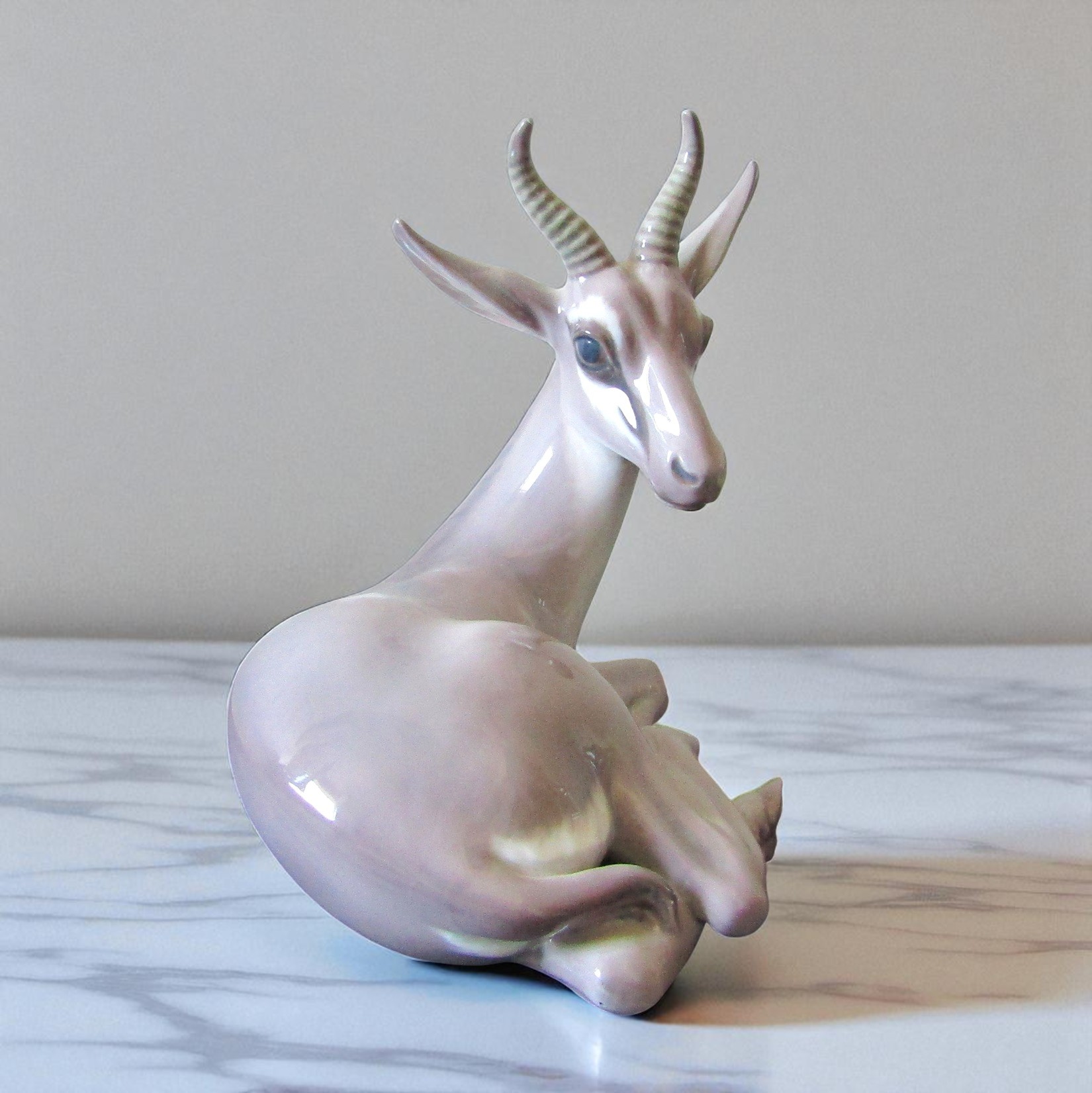 Dahl Jensen. Copenhagen. Figure en porcelaine représentant une antilope, 1237, XXe siècle