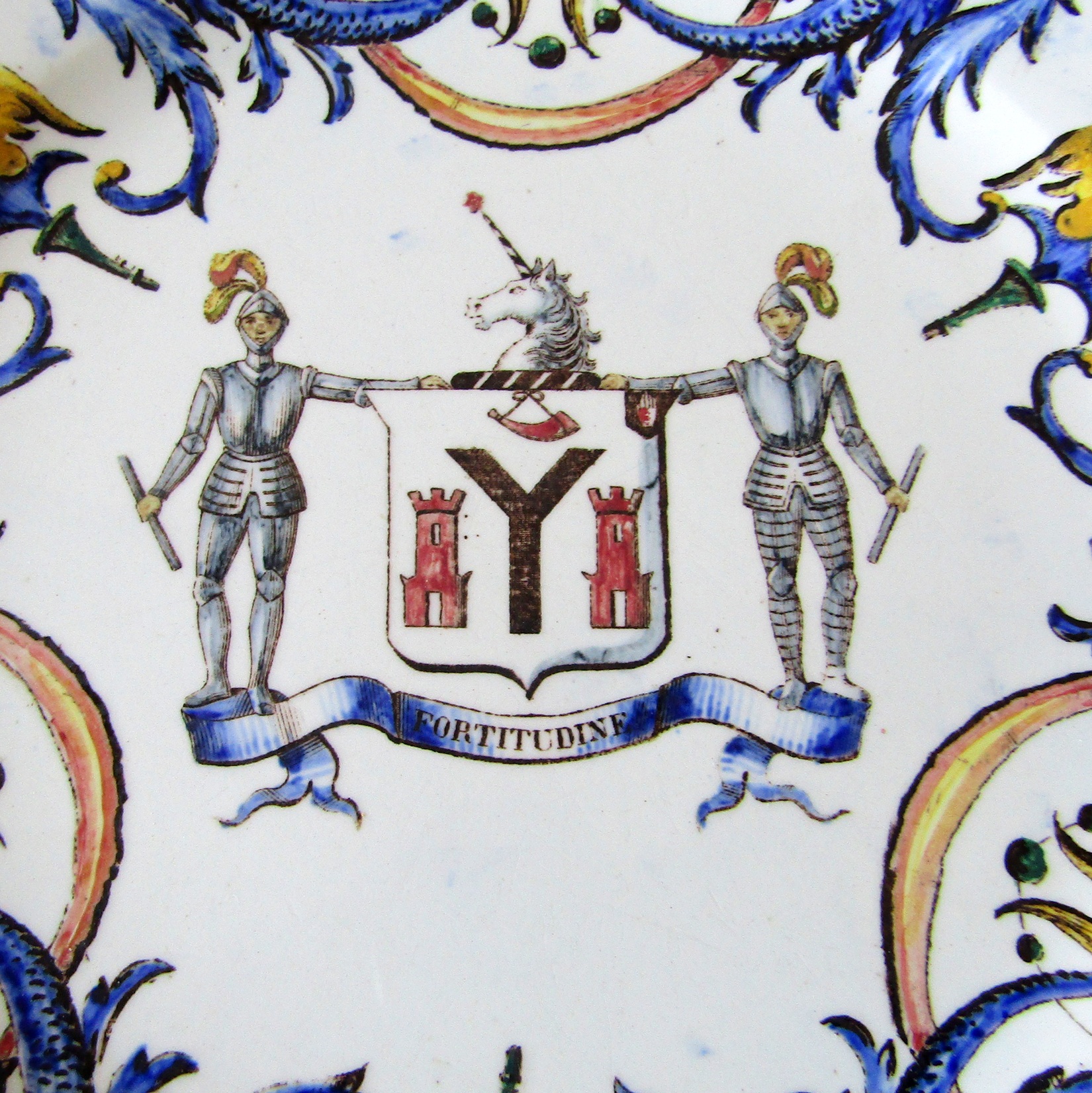 Gien. Assiette en faïence aux armes de la famille Cunninghame of Robertland, fin XIXe siècle