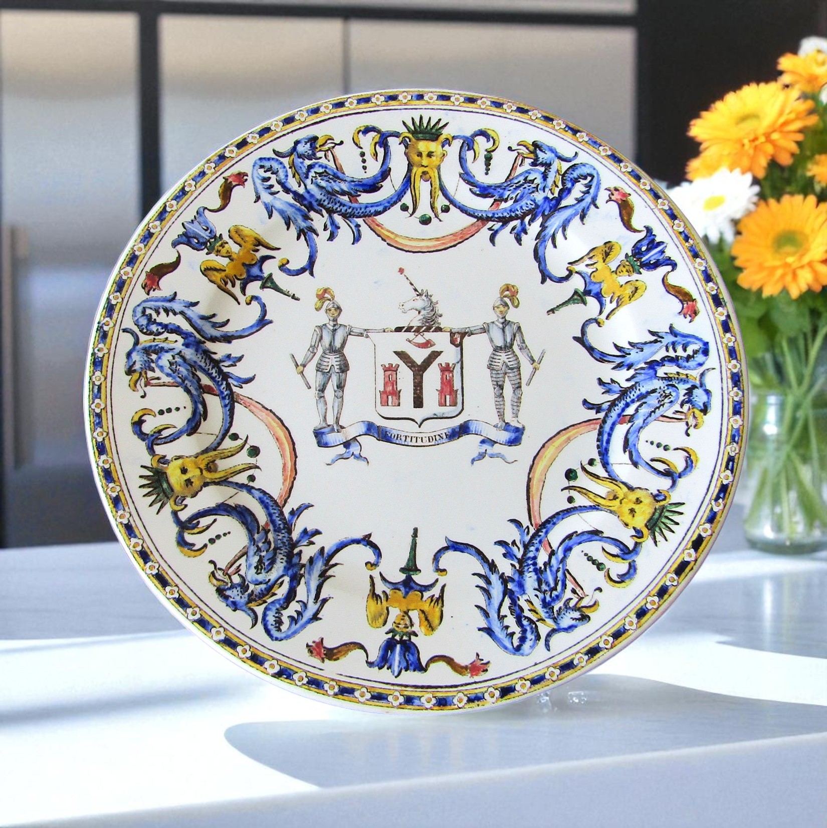 Gien. Assiette en faïence aux armes de la famille Cunninghame of Robertland, fin XIXe siècle