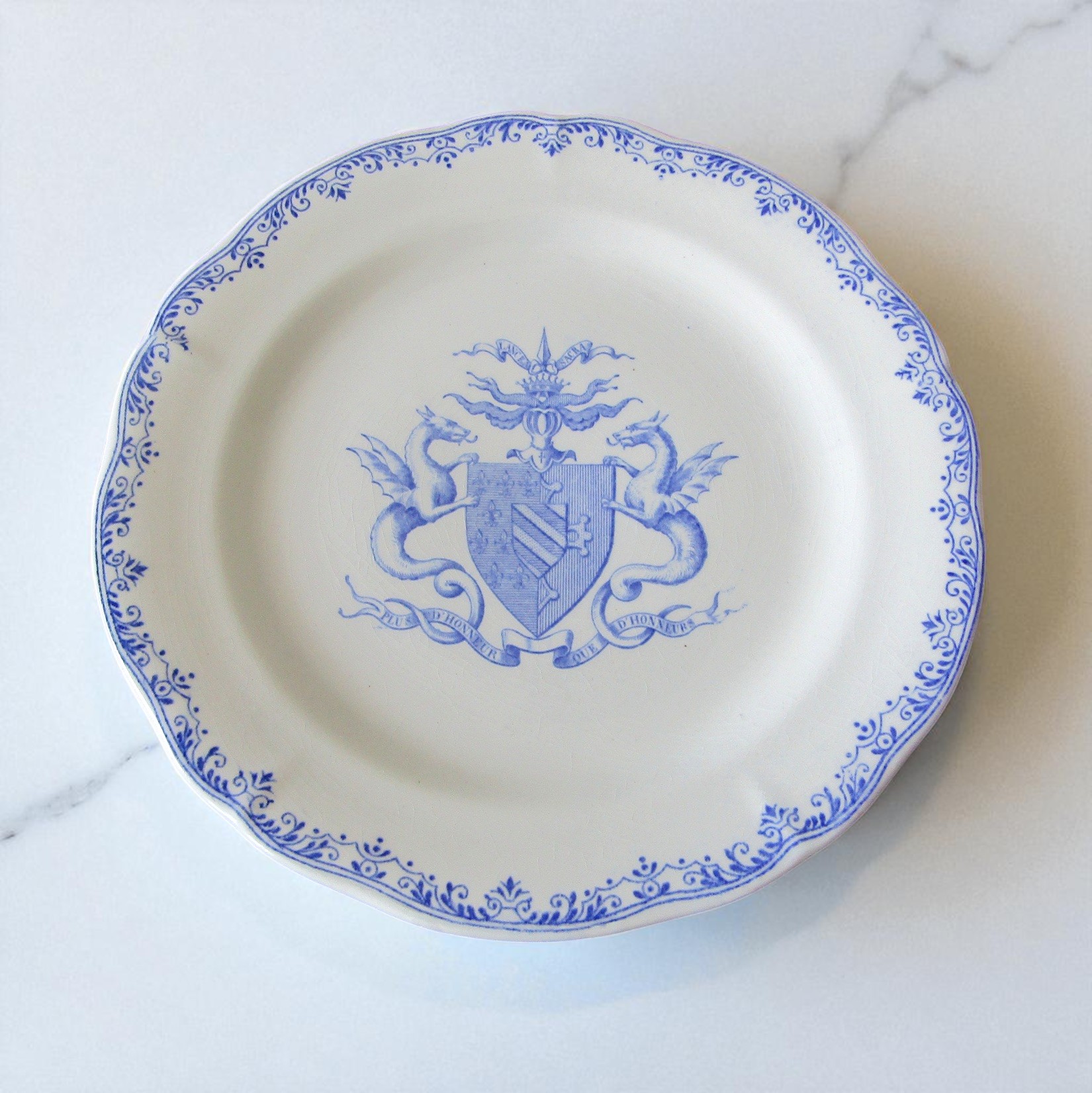 Gien. Assiette en faïence aux armes de la famille Adhémar de Montfalcon, début XXe