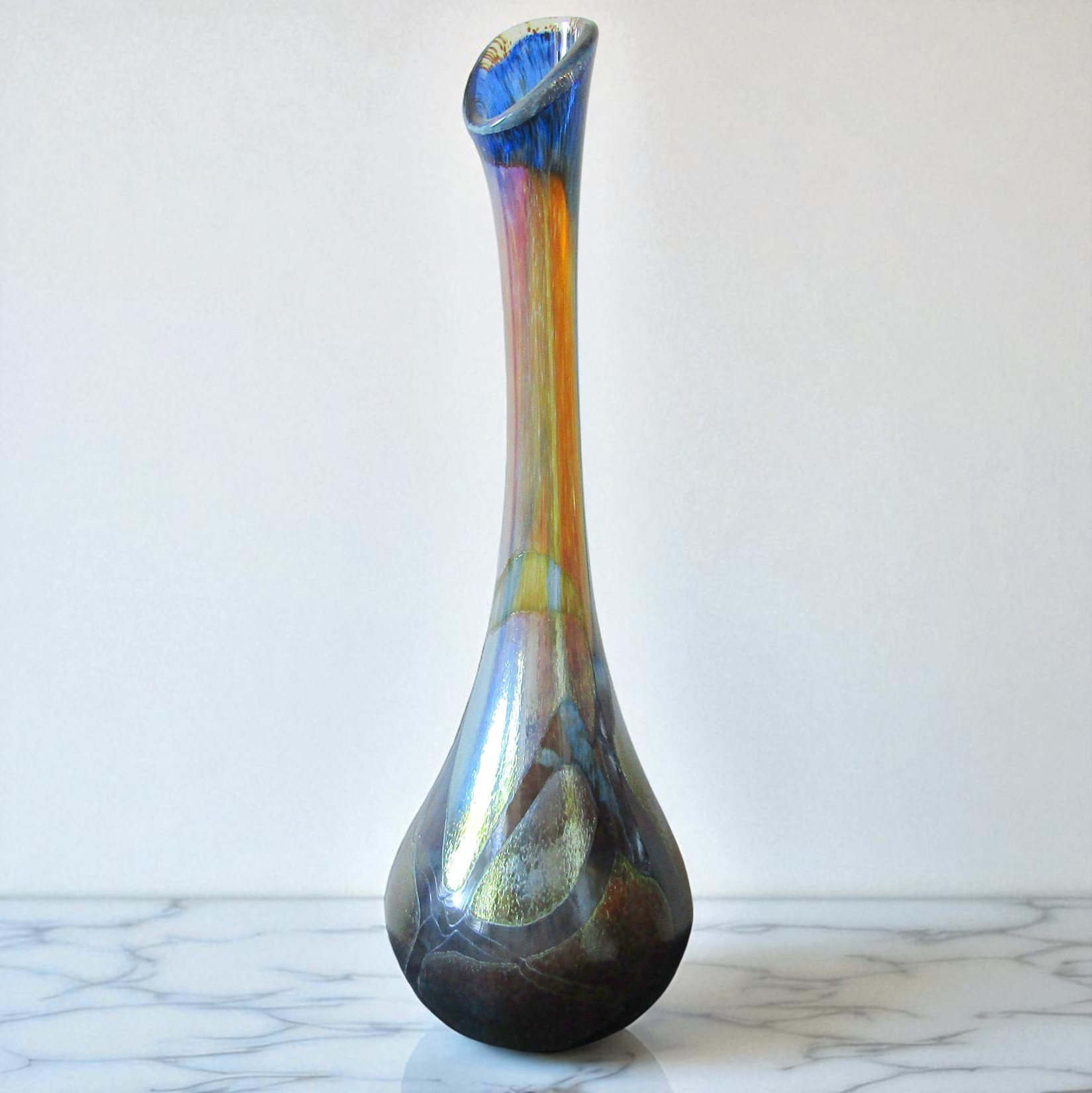 Novaro Jean-Claude. Grand vase en verre soufflé irisé, XXe siècle