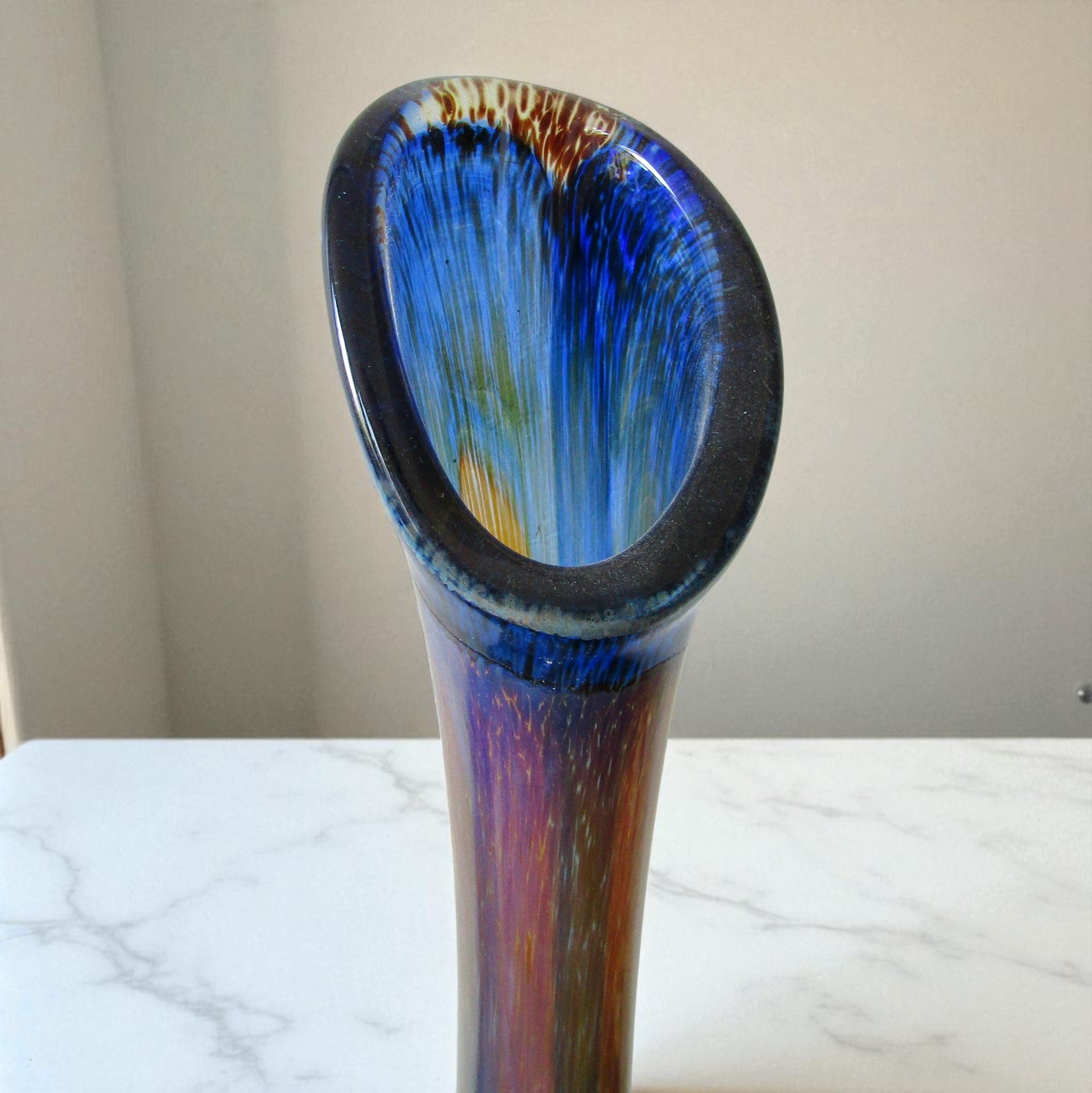 Novaro Jean-Claude. Grand vase en verre soufflé irisé, XXe siècle