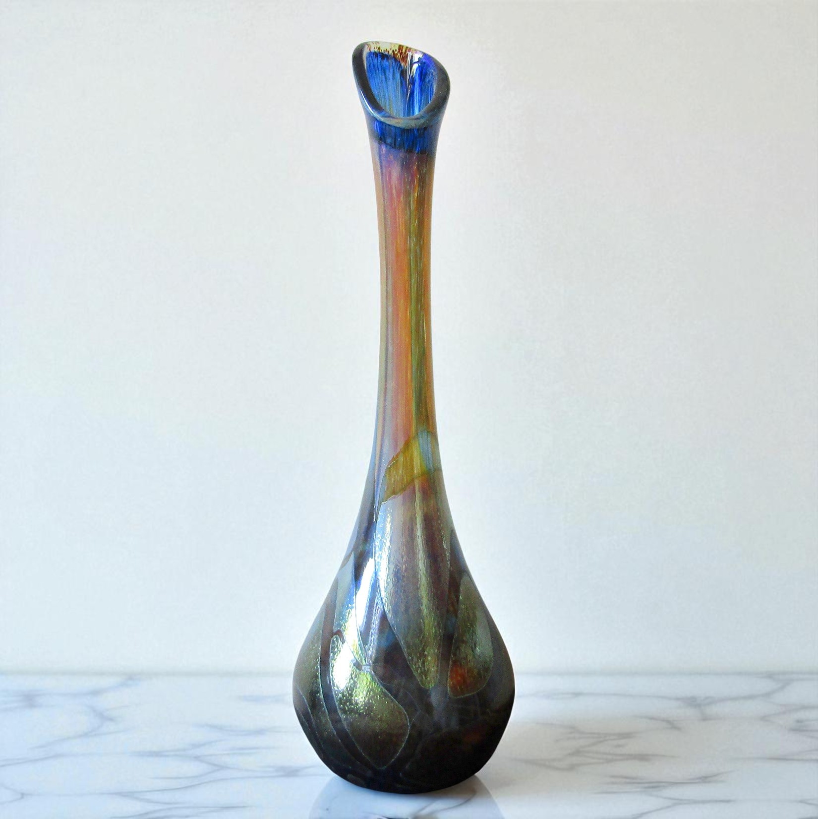Novaro Jean-Claude. Grand vase en verre soufflé irisé, XXe siècle