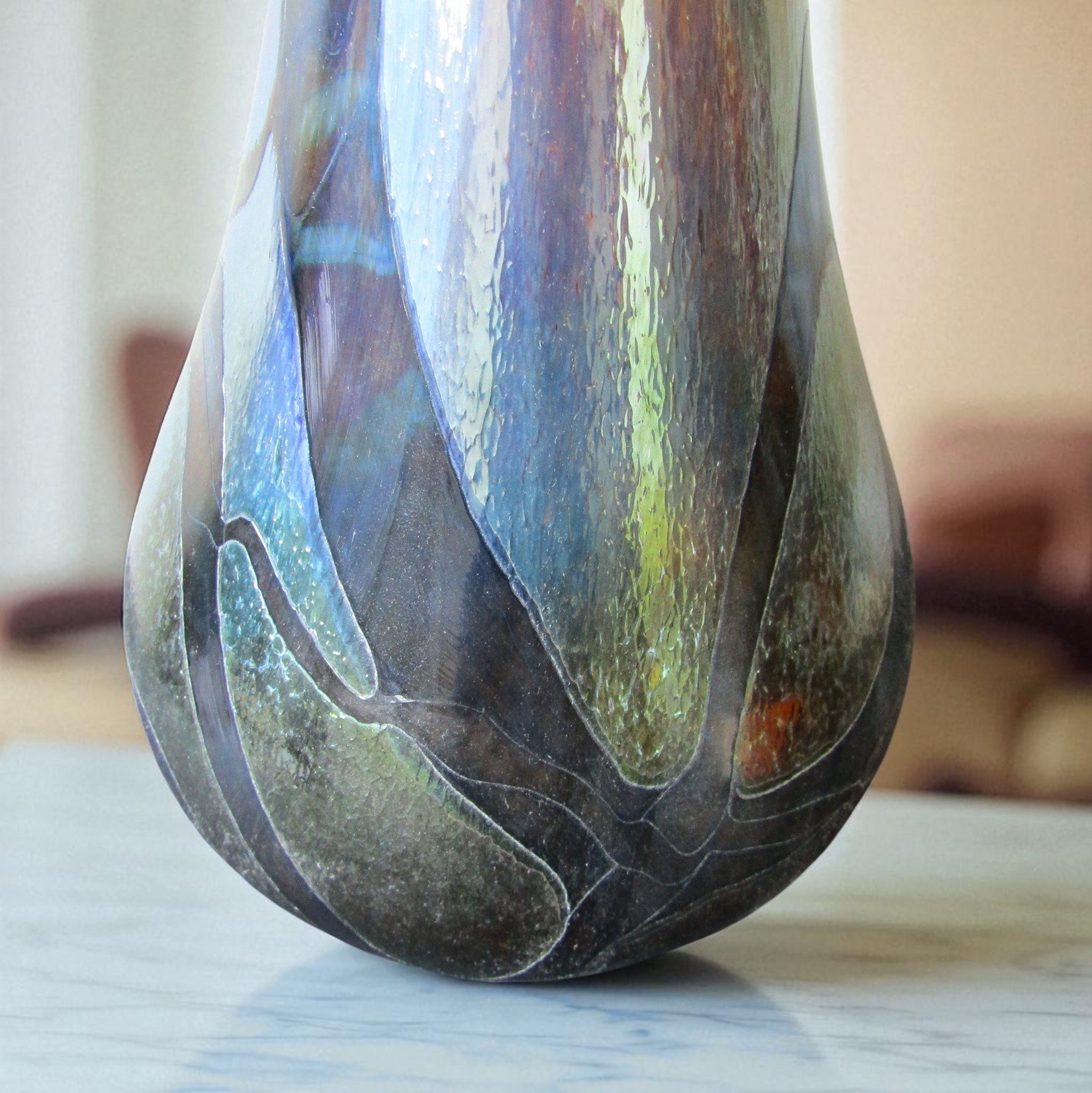 Novaro Jean-Claude. Grand vase en verre soufflé irisé, XXe siècle