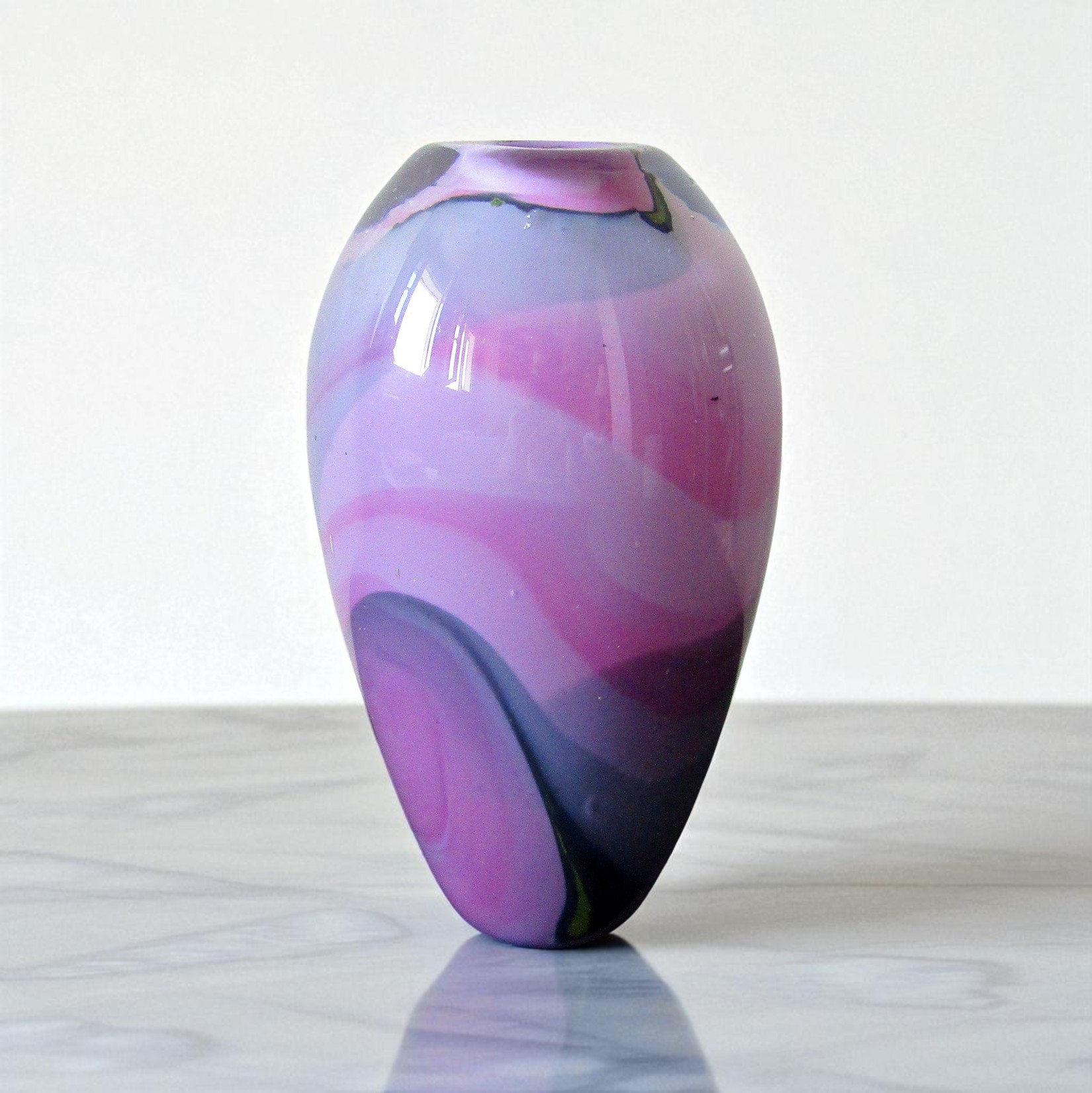 Ingrid Maillot-Giovanelli (1956). Vase en verre soufflé à décor dinclusions, XXe siècle