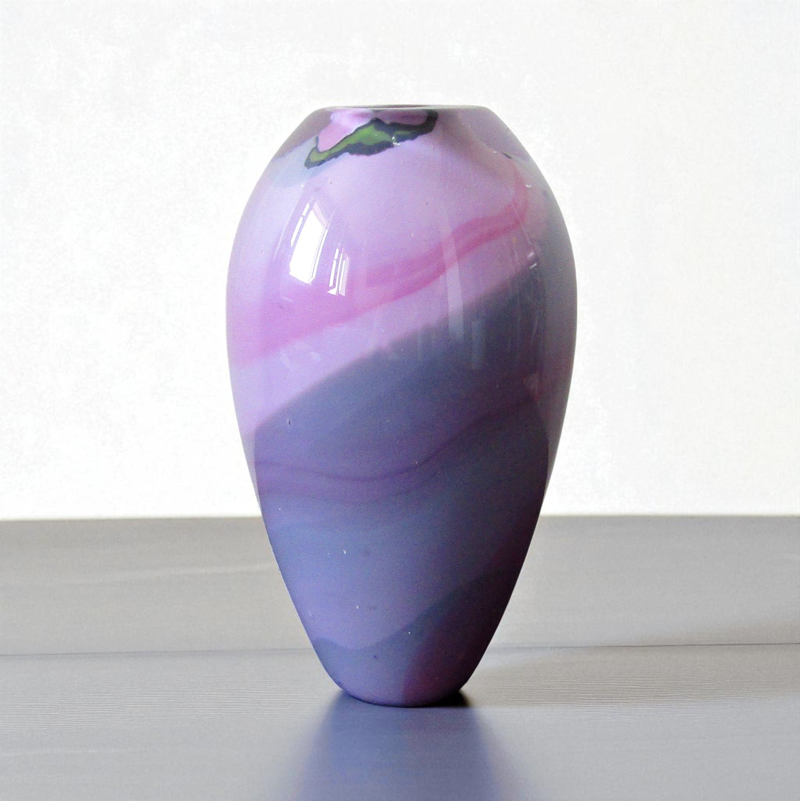 Ingrid Maillot-Giovanelli (1956). Vase en verre soufflé à décor d\'inclusions, XXe siècle
