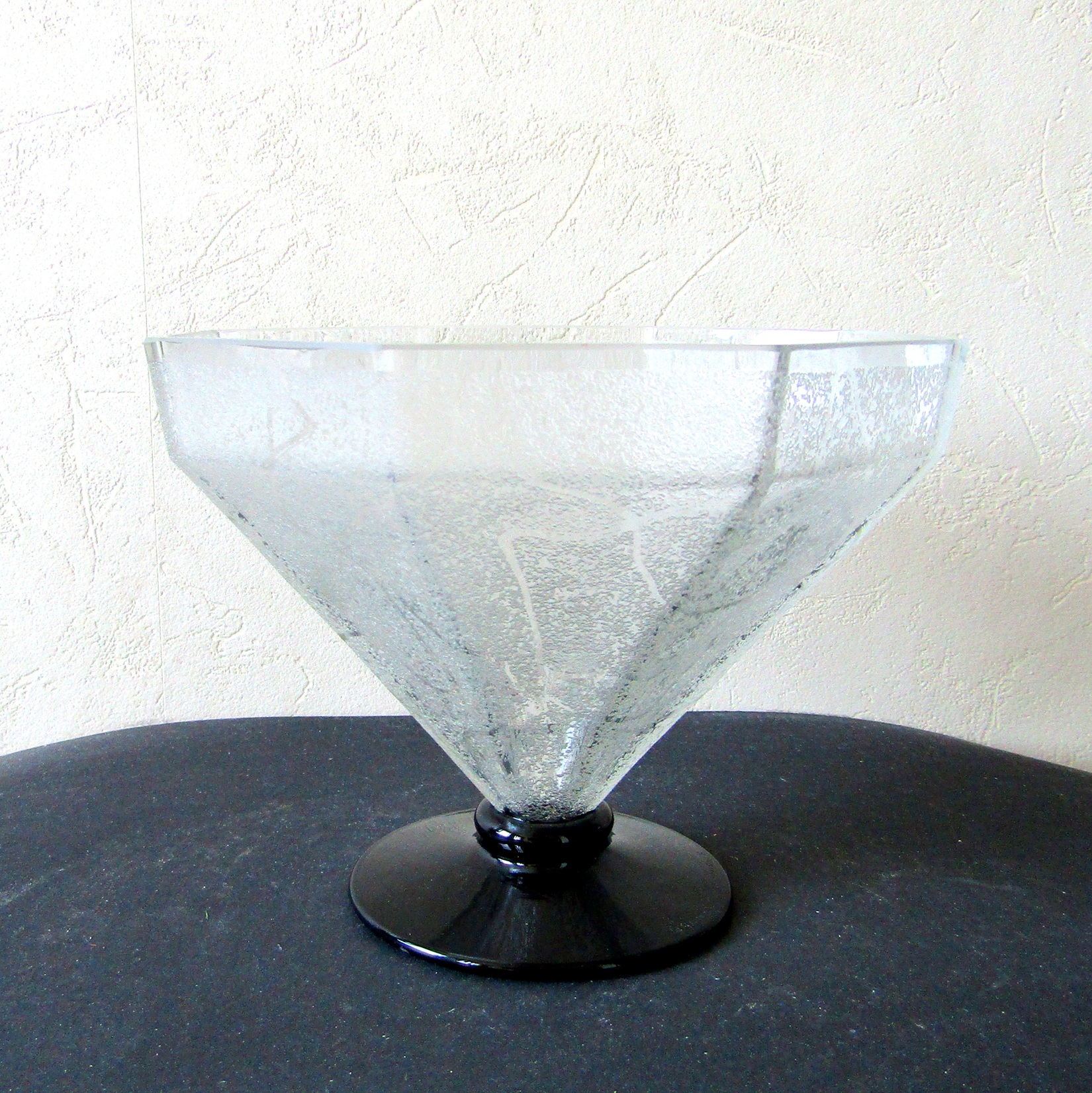 Daum. Nancy. Vase hexagonal en verre givré, XXe siècle