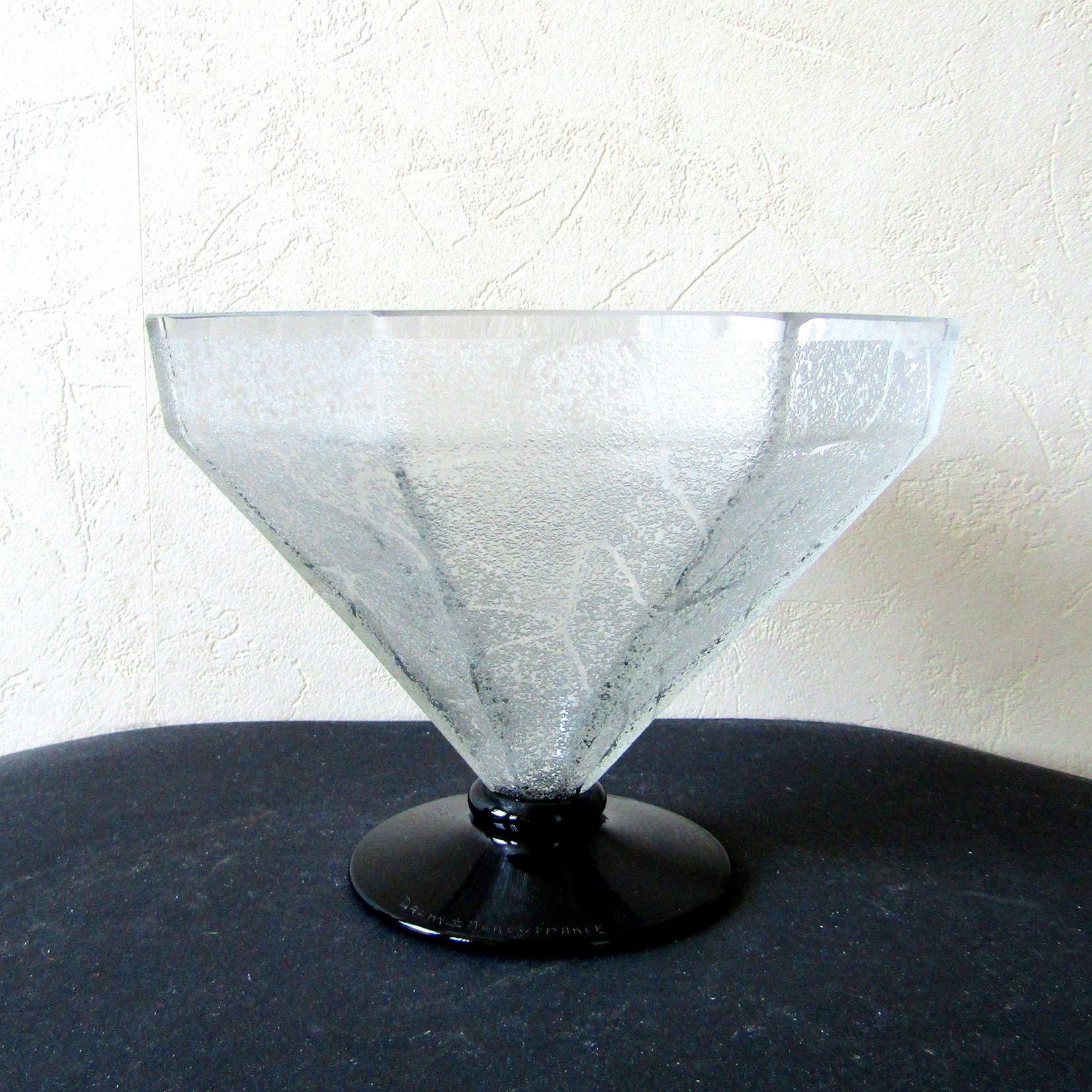 Daum. Nancy. Vase hexagonal en verre givré, XXe siècle