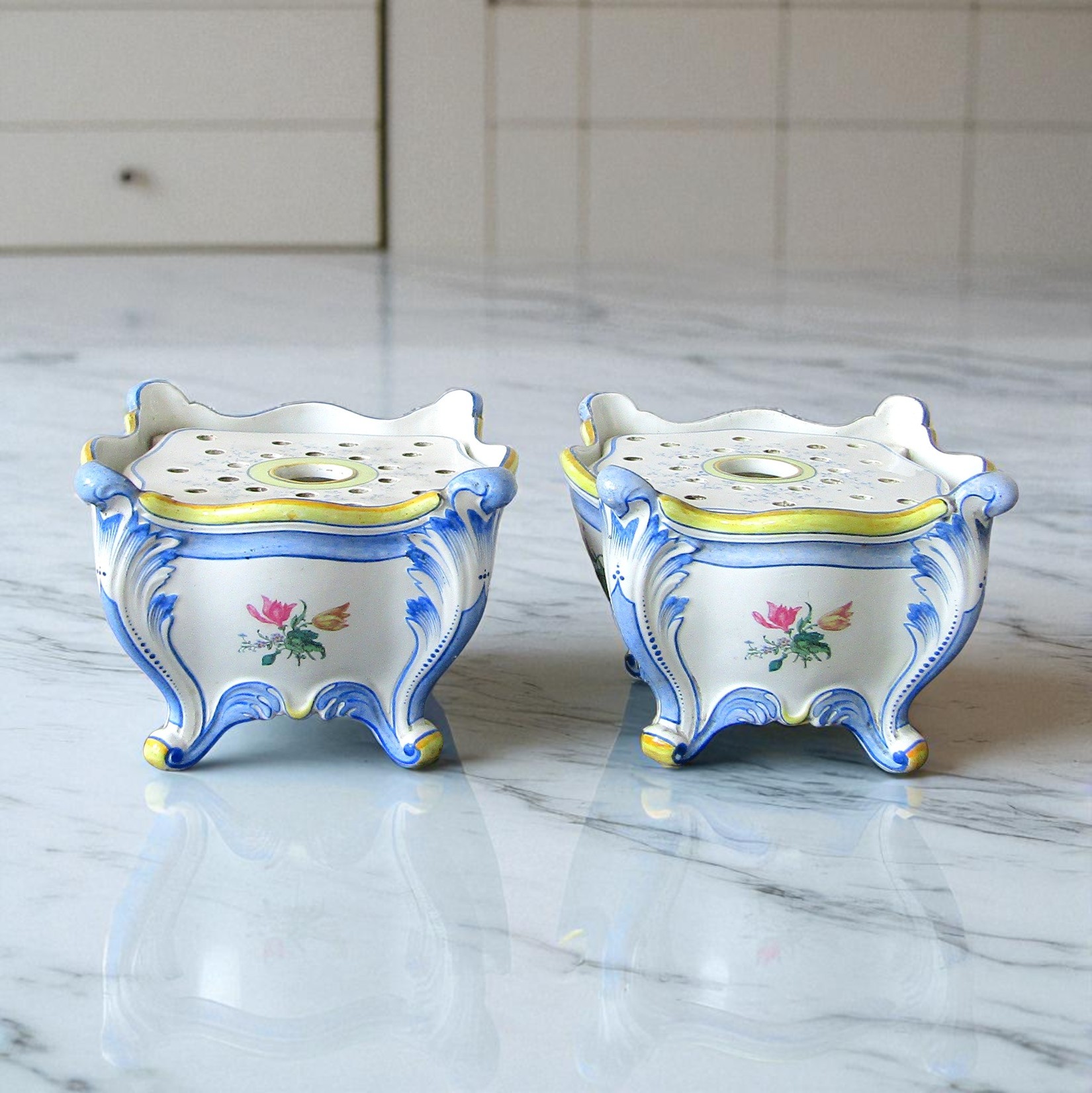 Gien. Paire de bouquetières en faïence à décor polychrome de fleurs, XIXe siècle